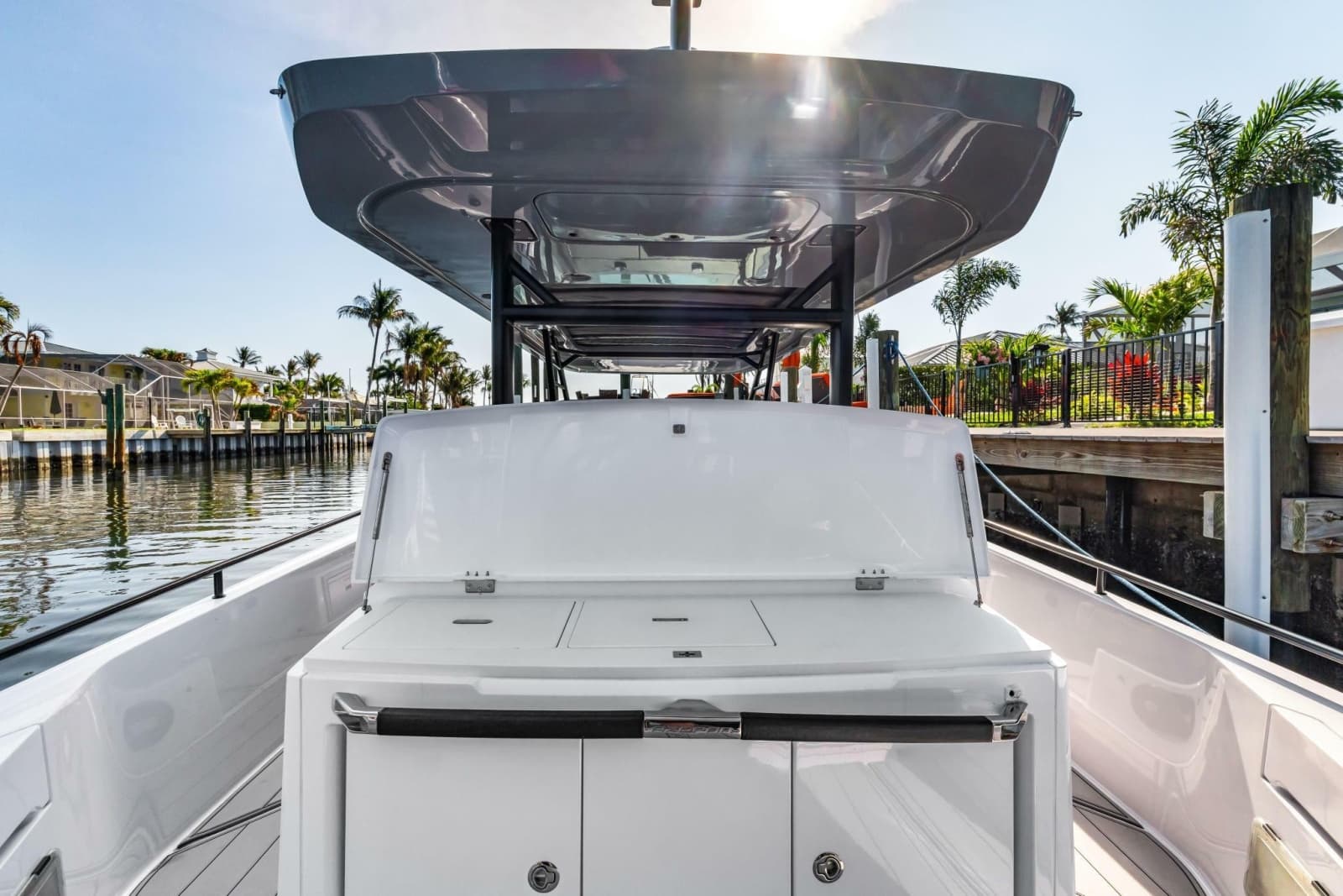 2023 Axopar 37 Suntop - Photo 18