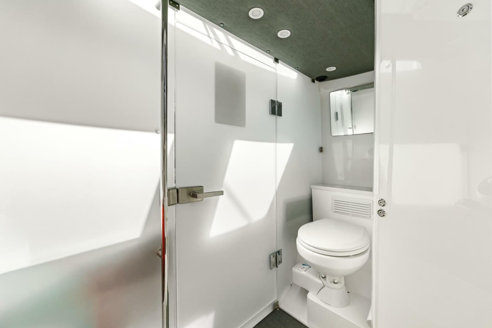 2023 Axopar 37 Suntop - Photo 15