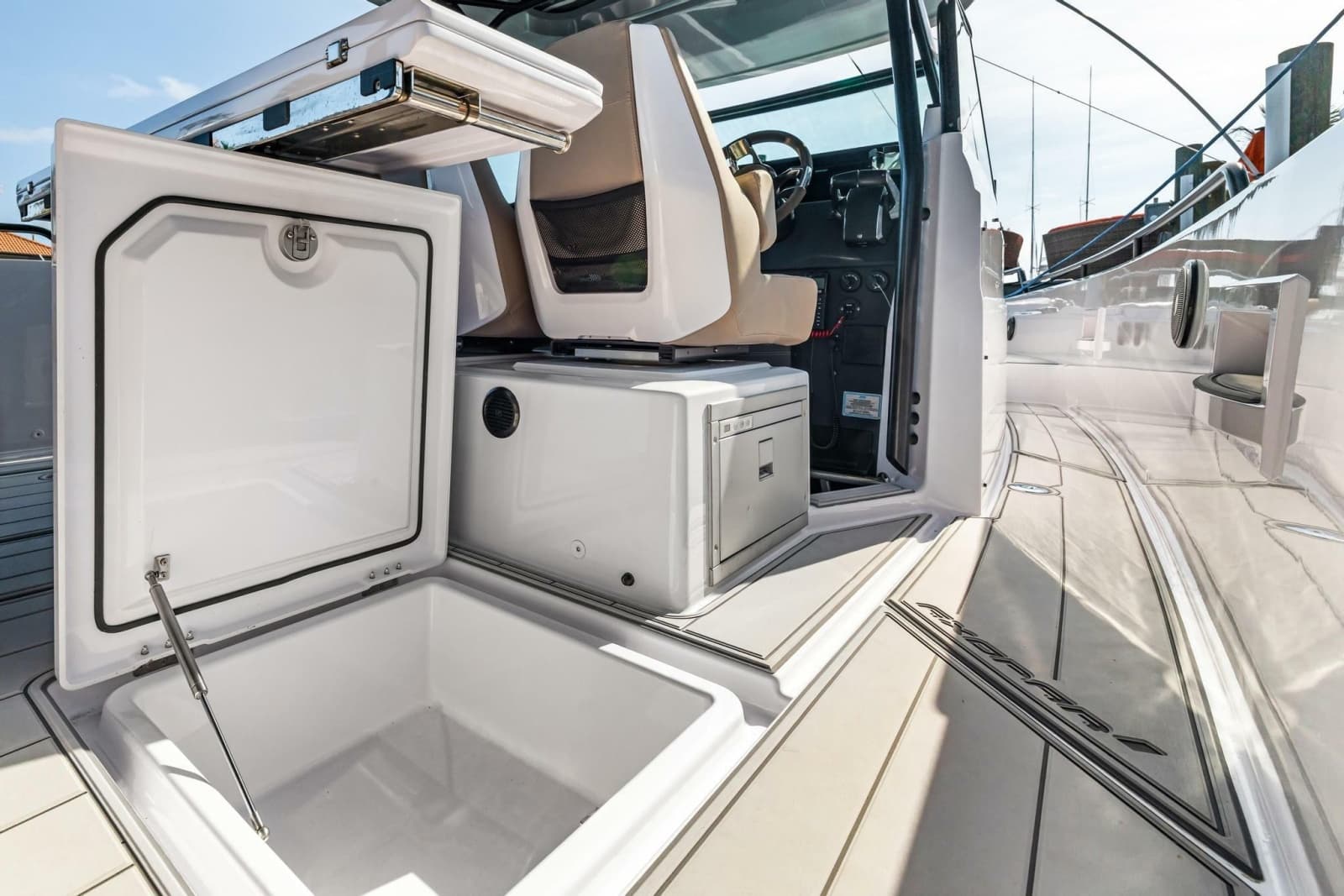 2023 Axopar 37 Suntop - Photo 23