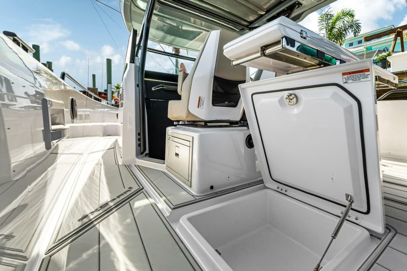 2023 Axopar 37 Suntop - Photo 22
