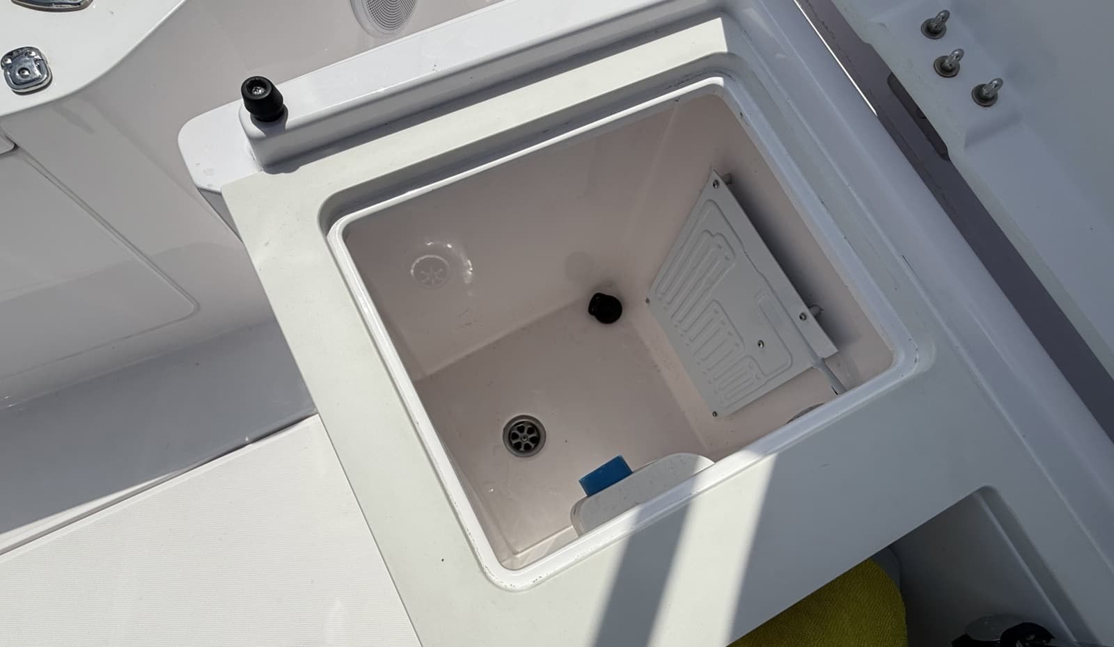 2022 Axopar 28 Cabin - Photo 12