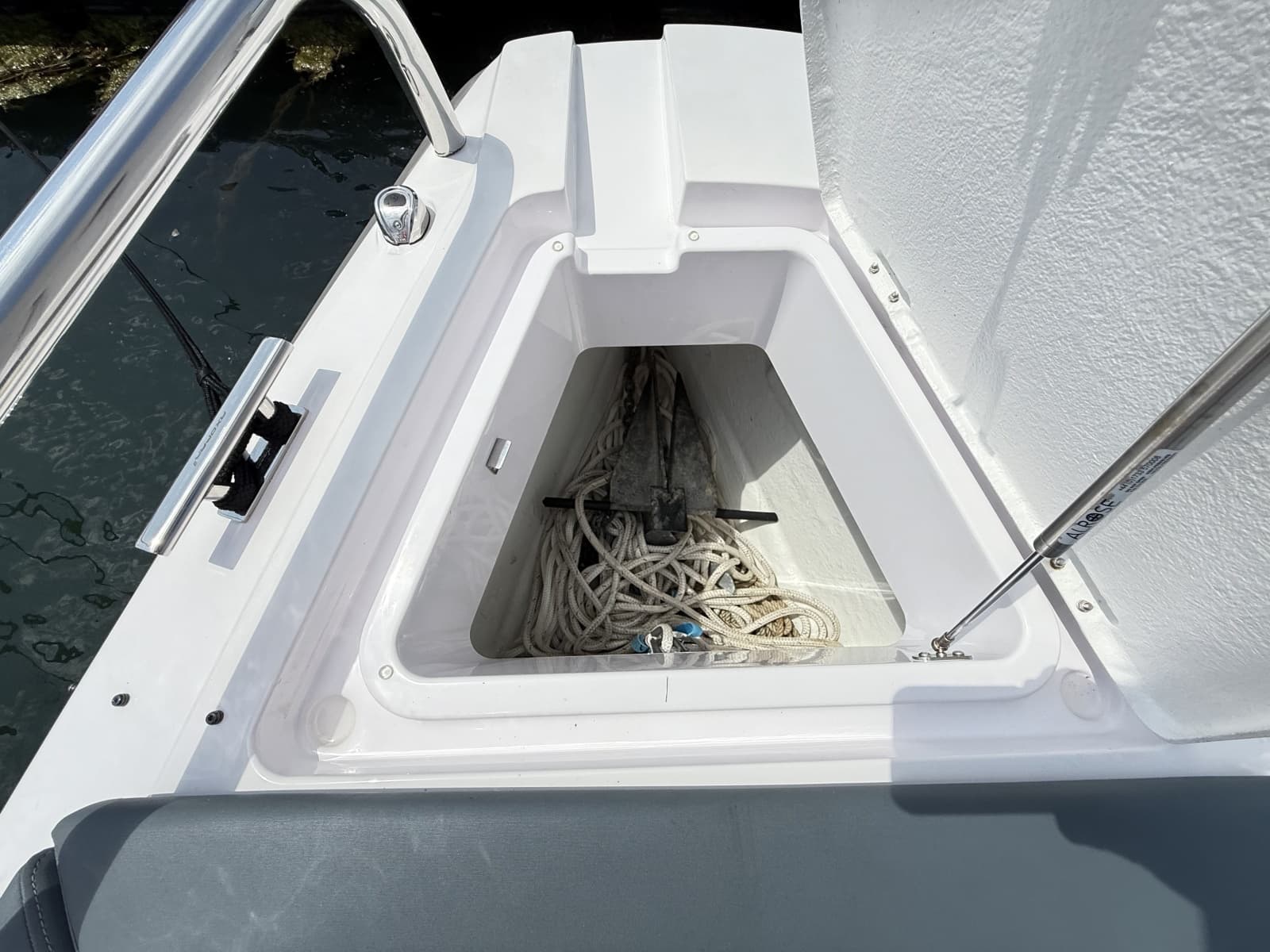 2022 Axopar 28 Cabin - Photo 18