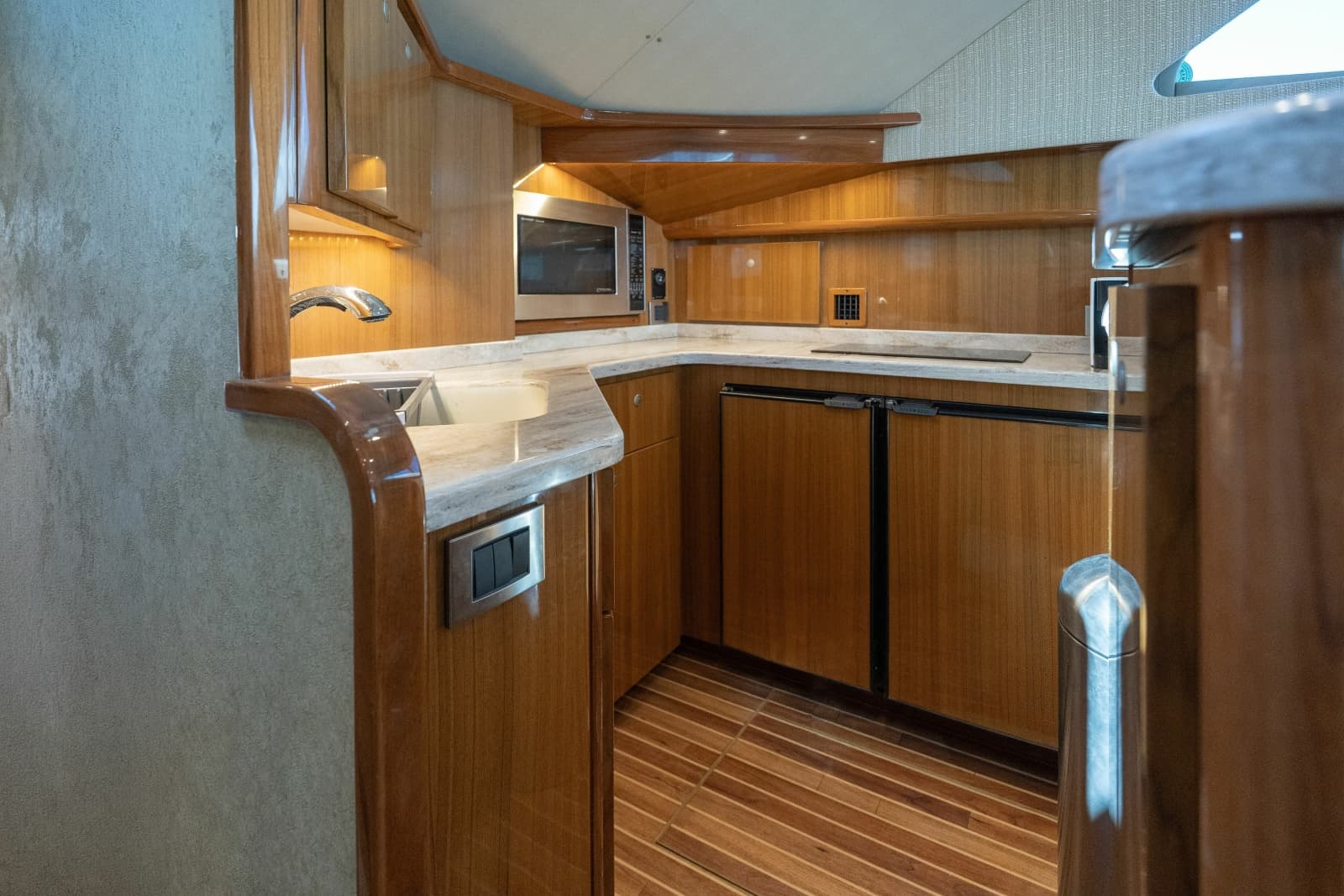 2015 Viking 42 Convertible - Photo 27