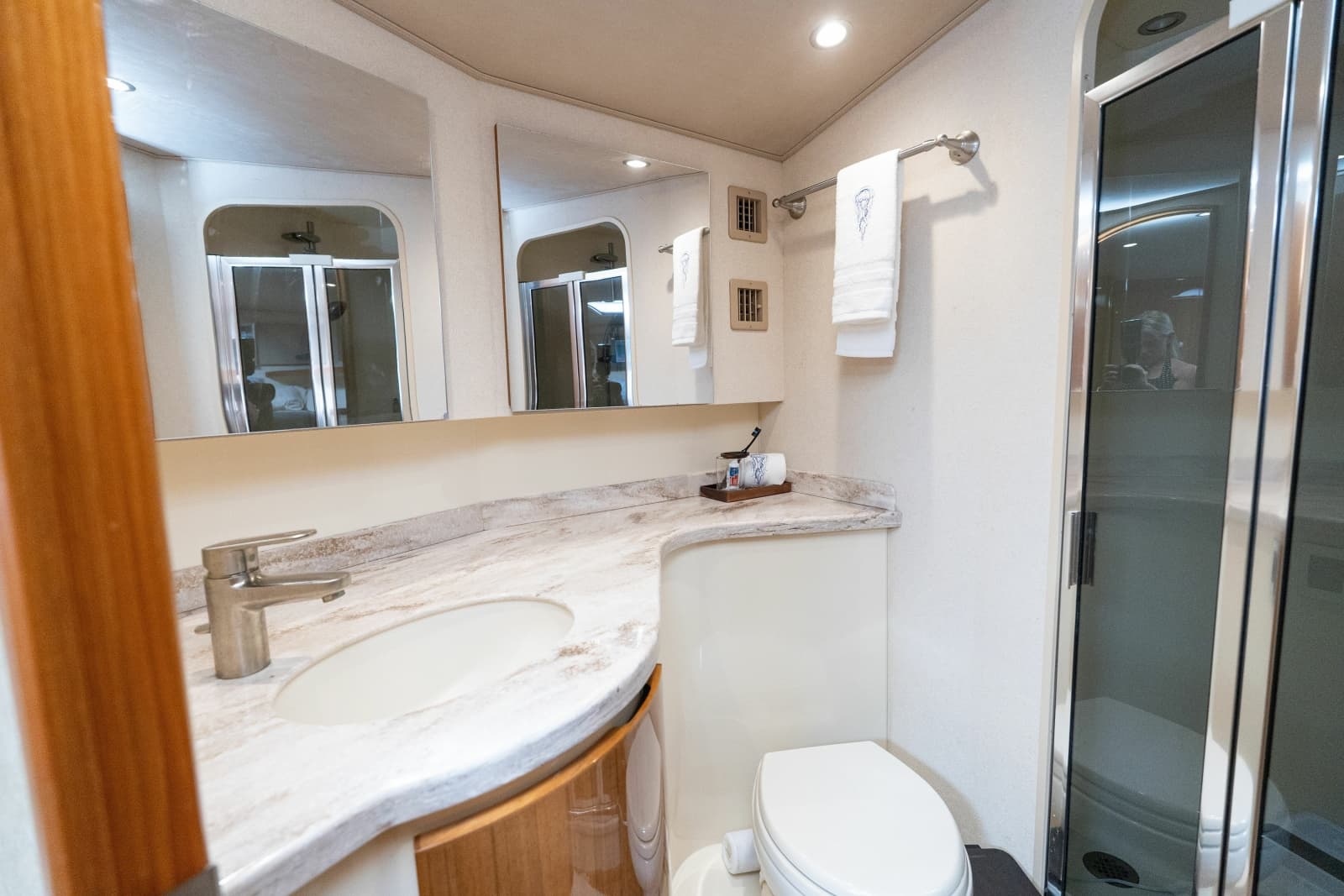 2015 Viking 42 Convertible - Photo 32