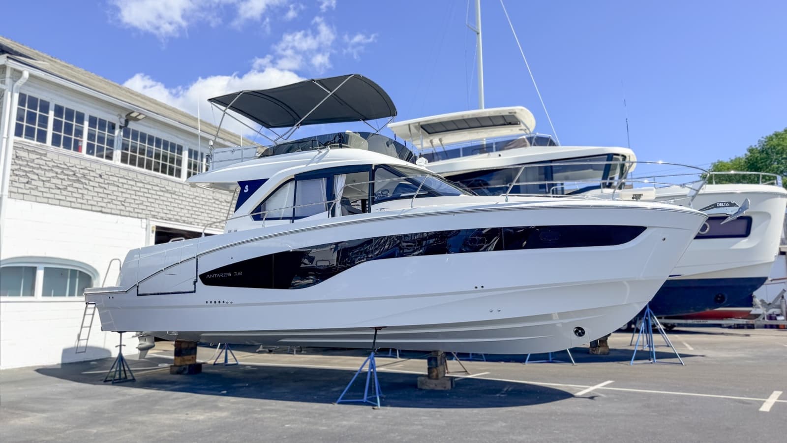 2027 Beneteau Antares 12 Fly - Photo 1