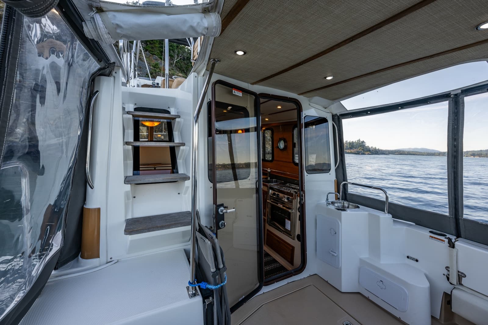 2016 Ranger Tugs R-31 CB - Photo 12