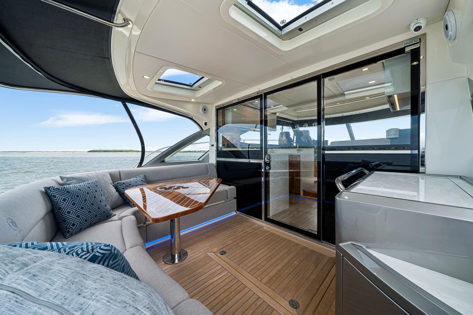 2023 Riviera 4600 Sport Yacht - Photo 2