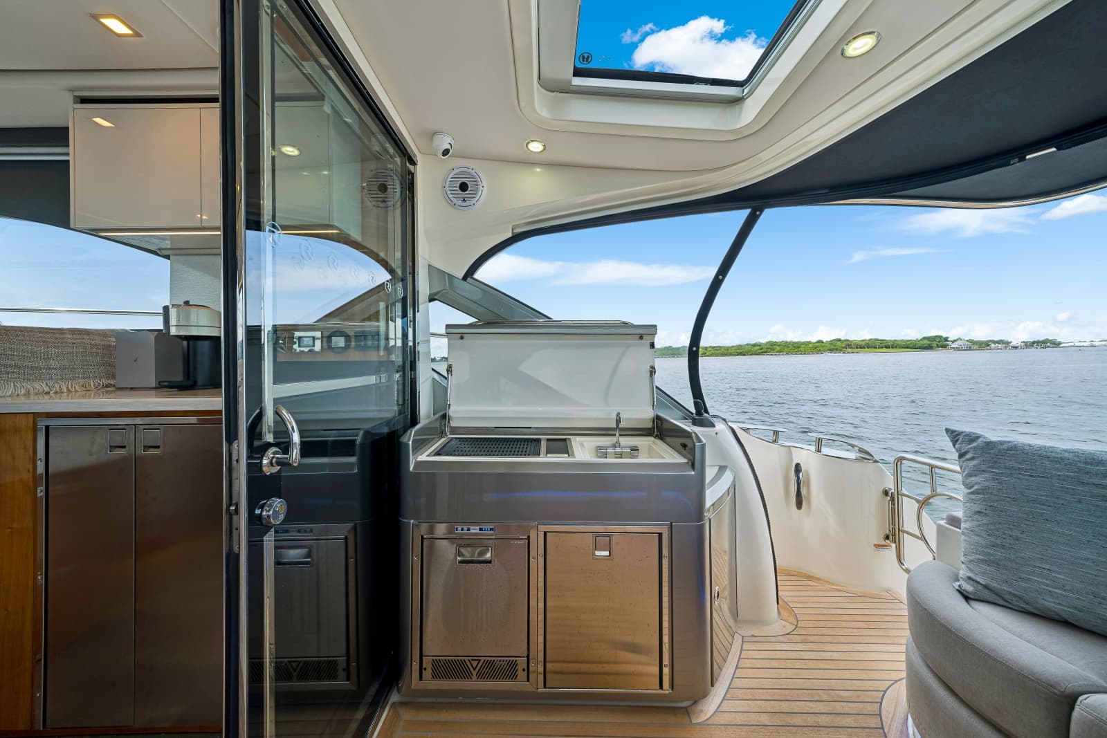 2023 Riviera 4600 Sport Yacht - Photo 31