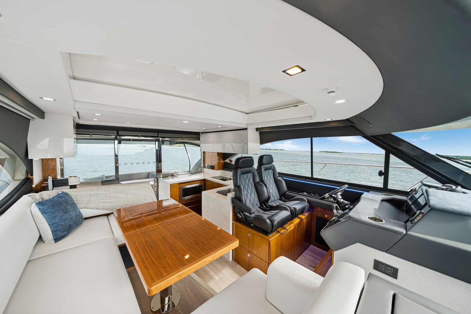 2023 Riviera 4600 Sport Yacht - Photo 4