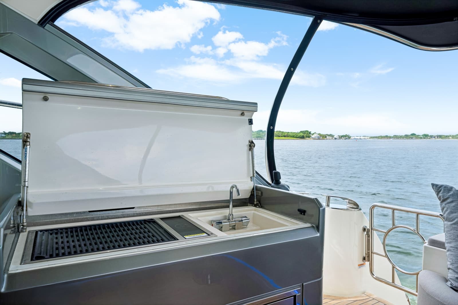 2023 Riviera 4600 Sport Yacht - Photo 32