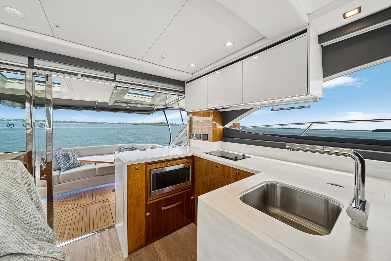2023 Riviera 4600 Sport Yacht - Photo 3