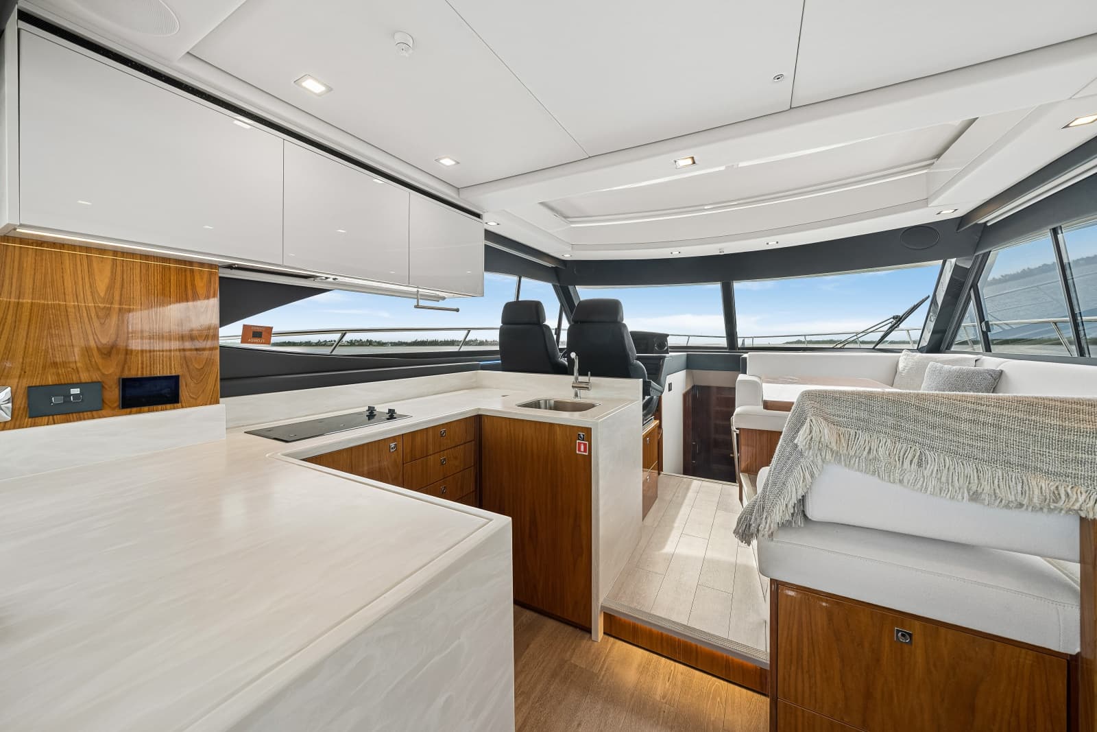 2023 Riviera 4600 Sport Yacht - Photo 36