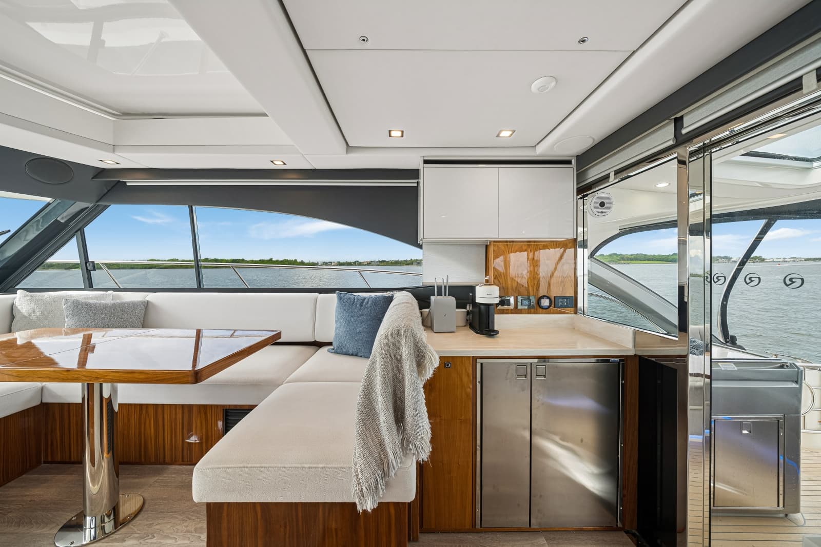 2023 Riviera 4600 Sport Yacht - Photo 39