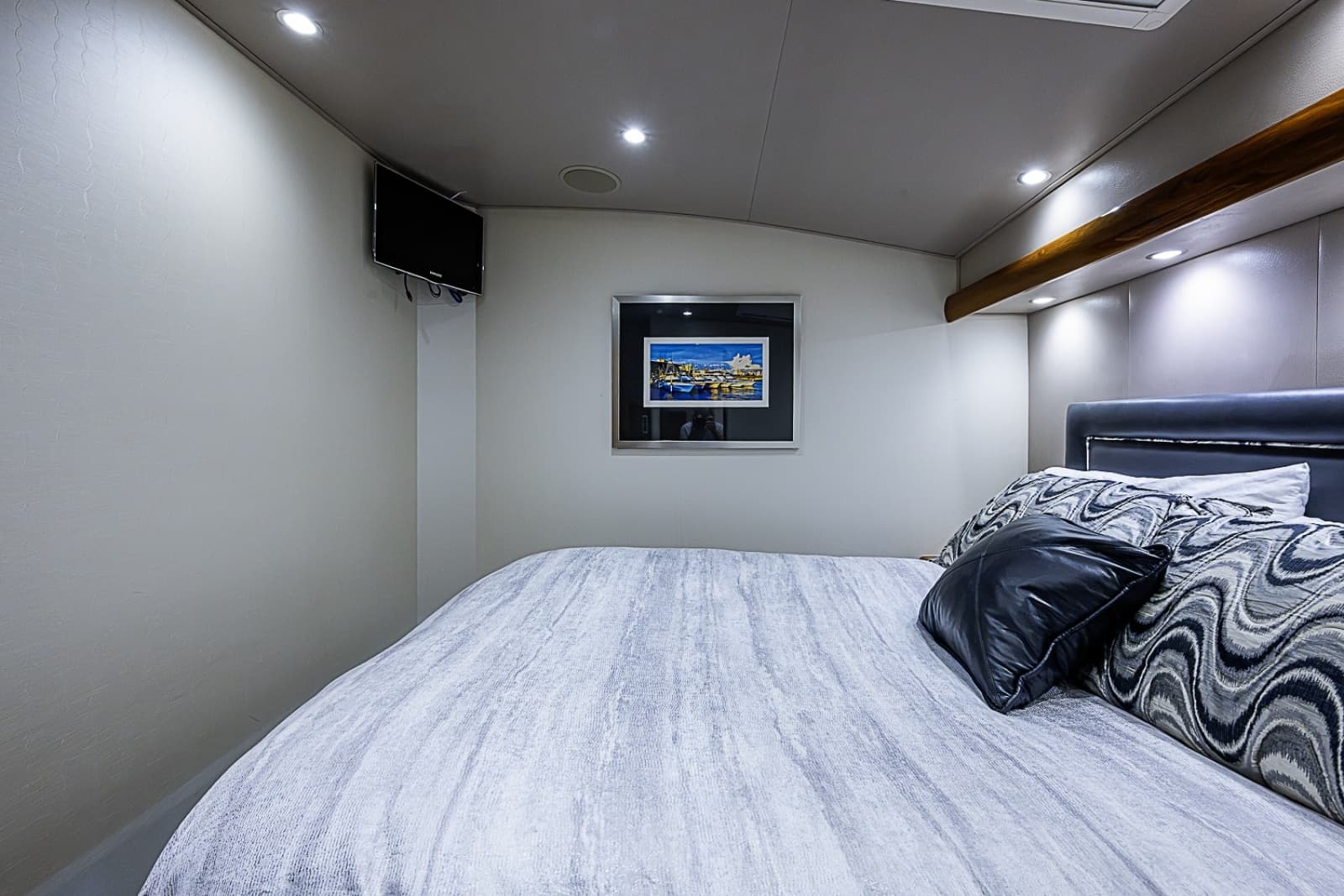 2011 Viking 76 Enclosed Bridge - Photo 90