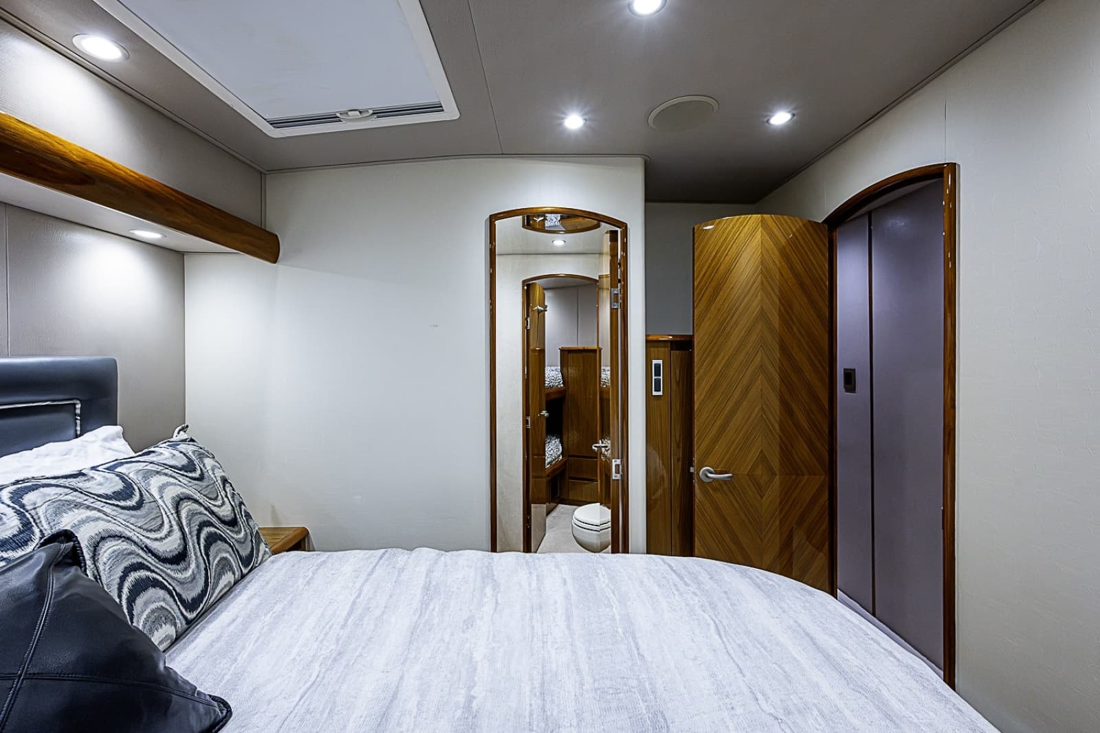 2011 Viking 76 Enclosed Bridge - Photo 89