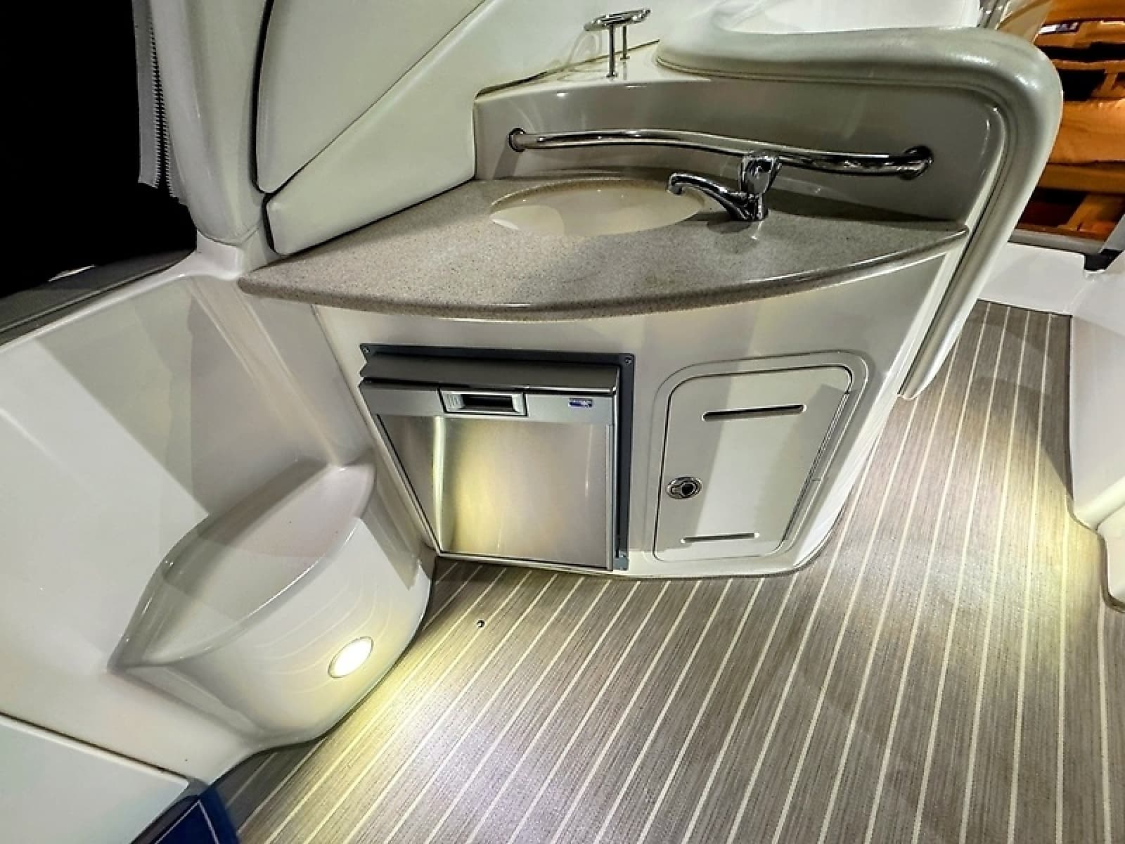 2007 Sea Ray 320 Sundancer - Photo 12