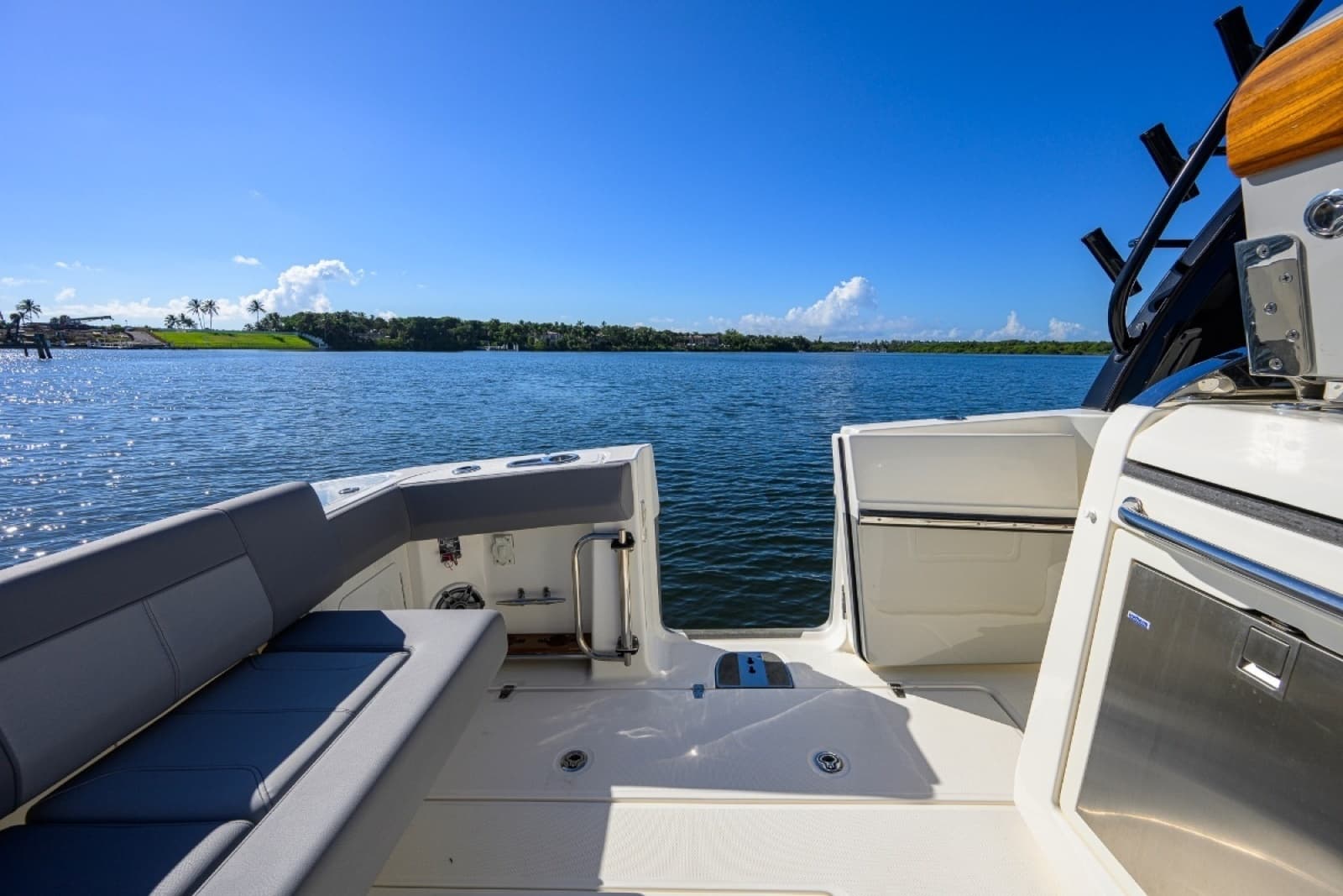 2024 Boston Whaler Outrage - Photo 31