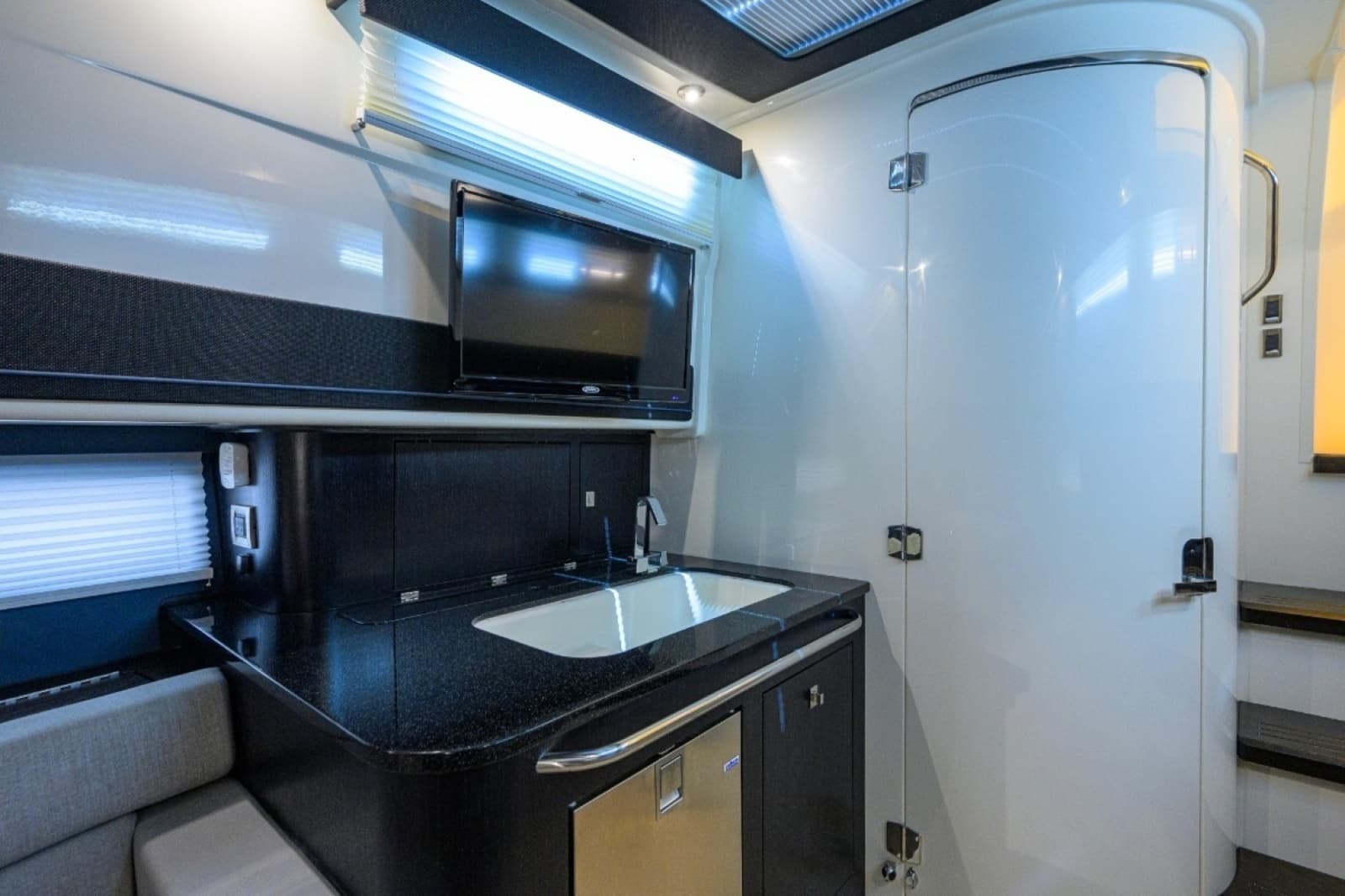 2024 Boston Whaler Outrage - Photo 20
