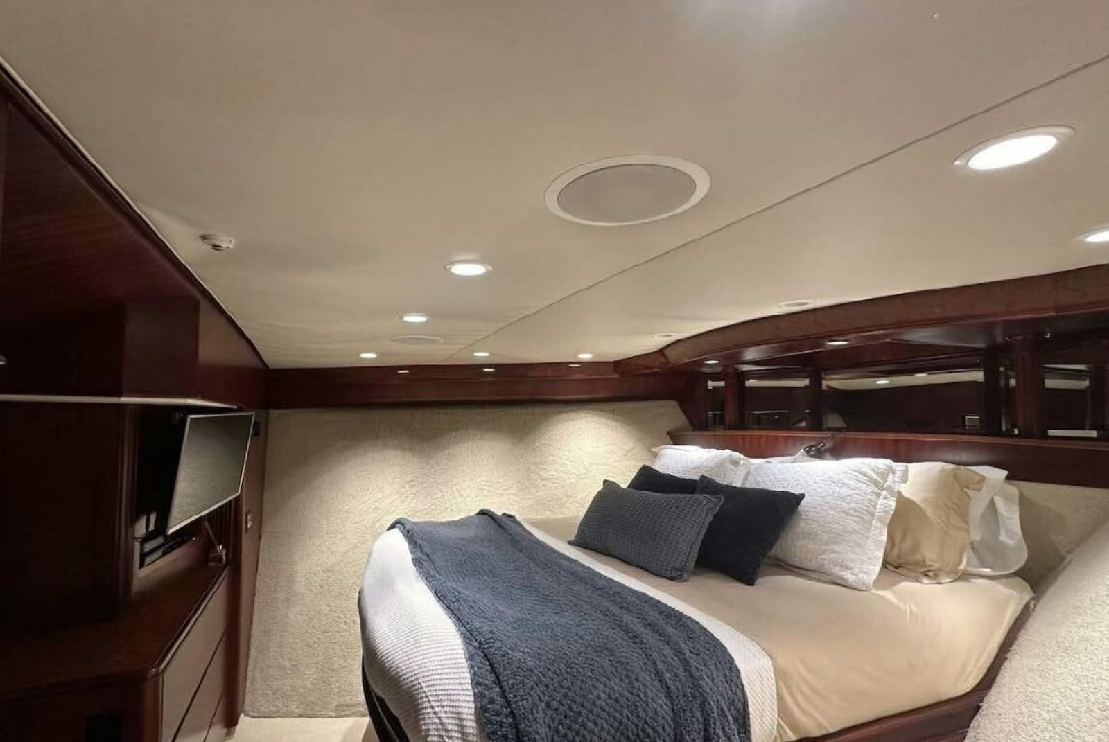 1998 Broward Pilothouse - Photo 13