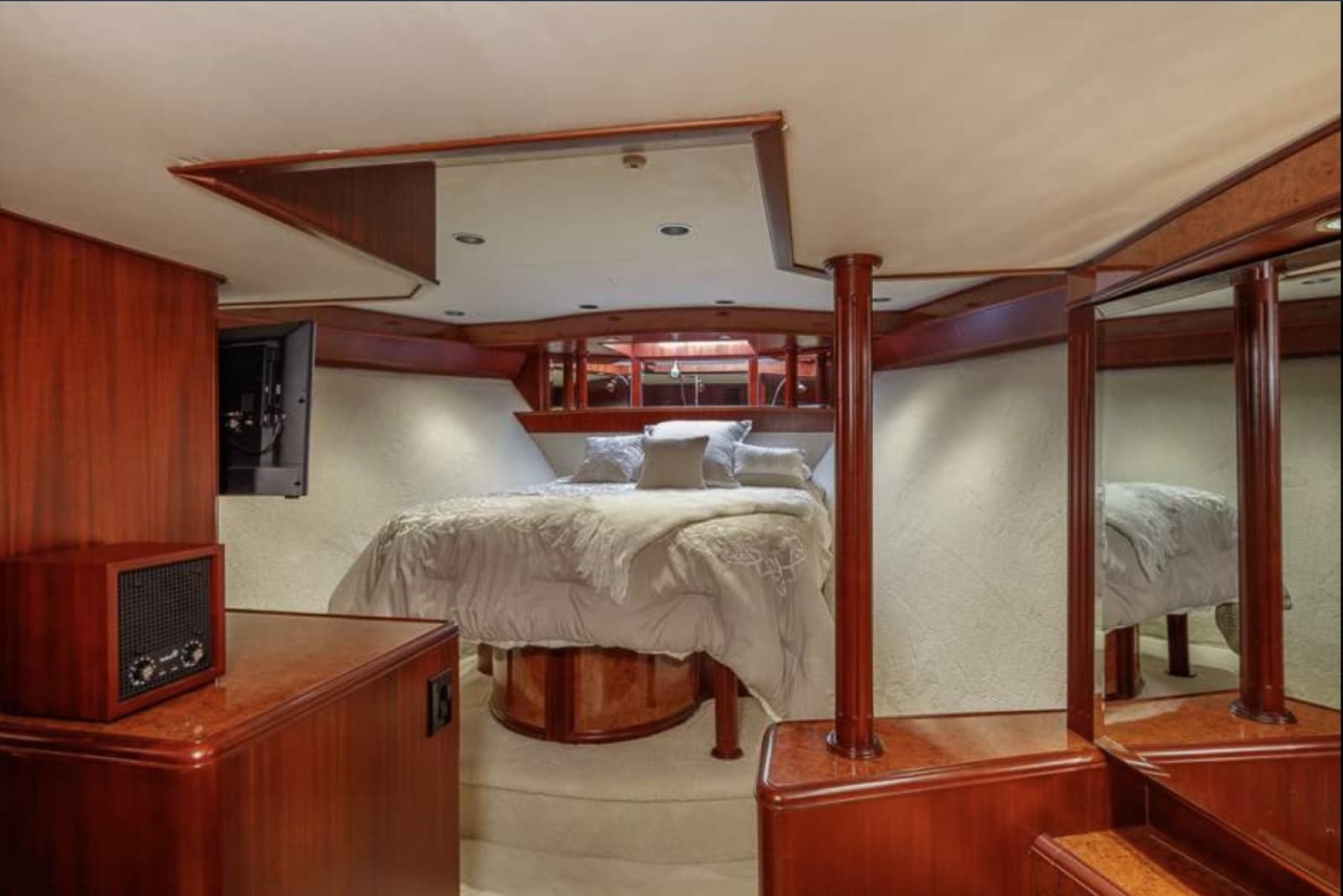 1998 Broward Pilothouse - Photo 14