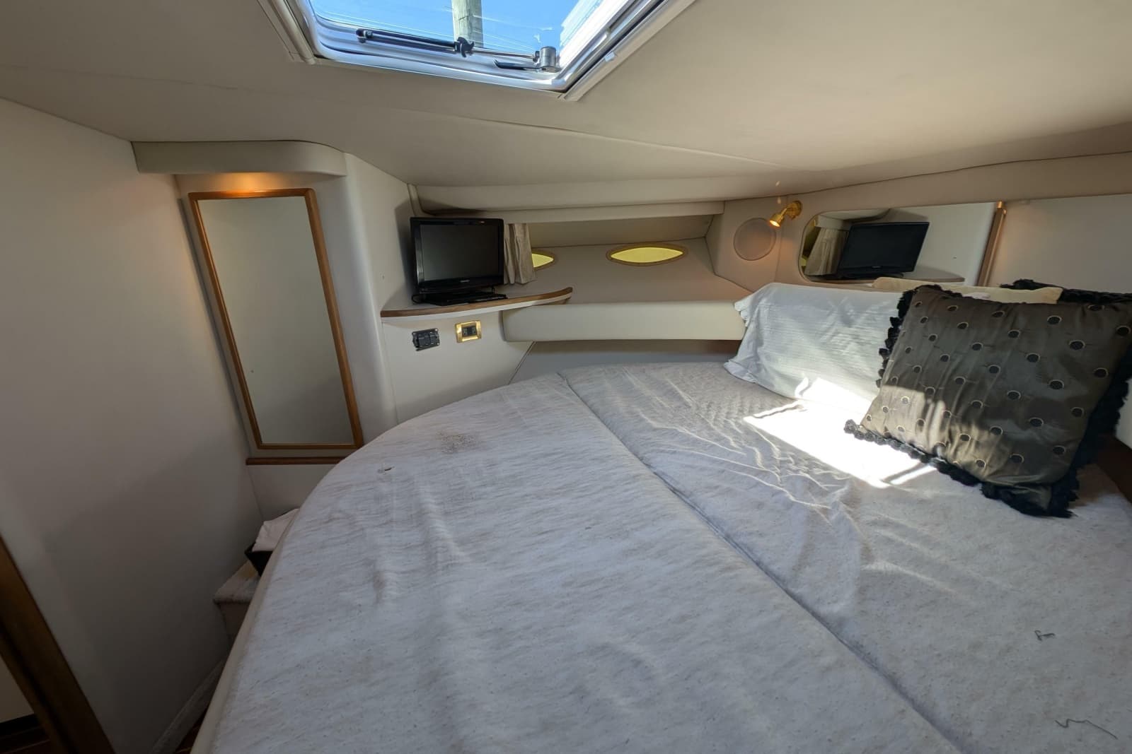 1999 Sea Ray 370 Express Cruiser - Photo 3