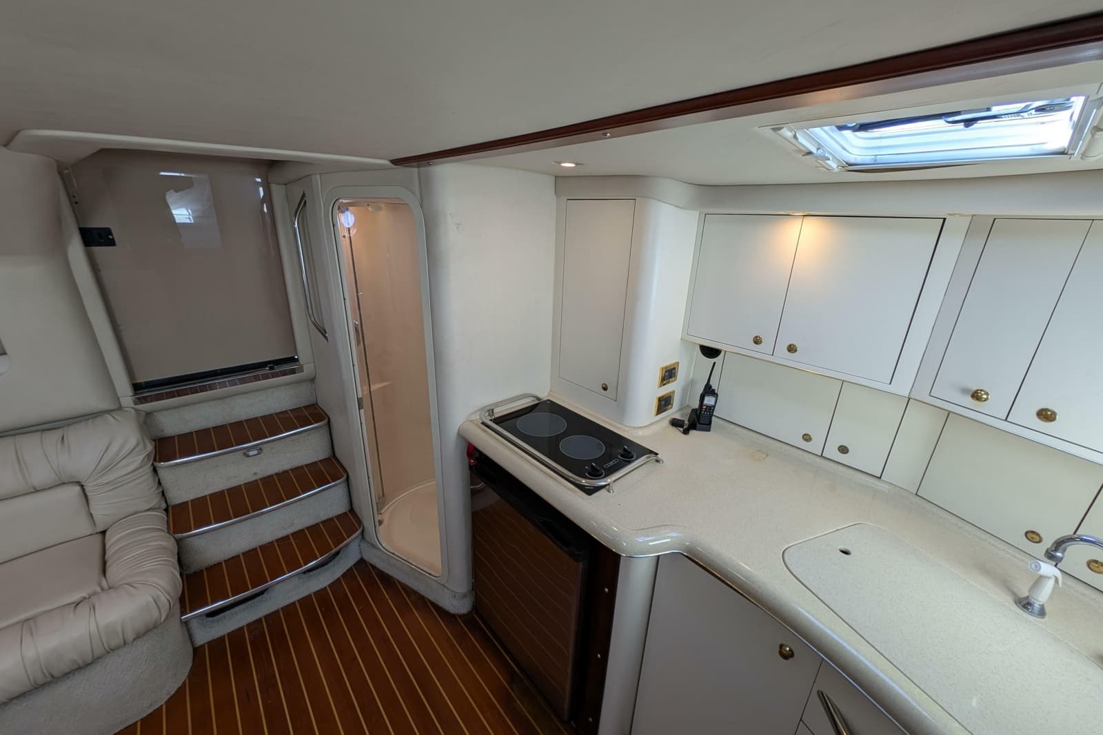 1999 Sea Ray 370 Express Cruiser - Photo 11