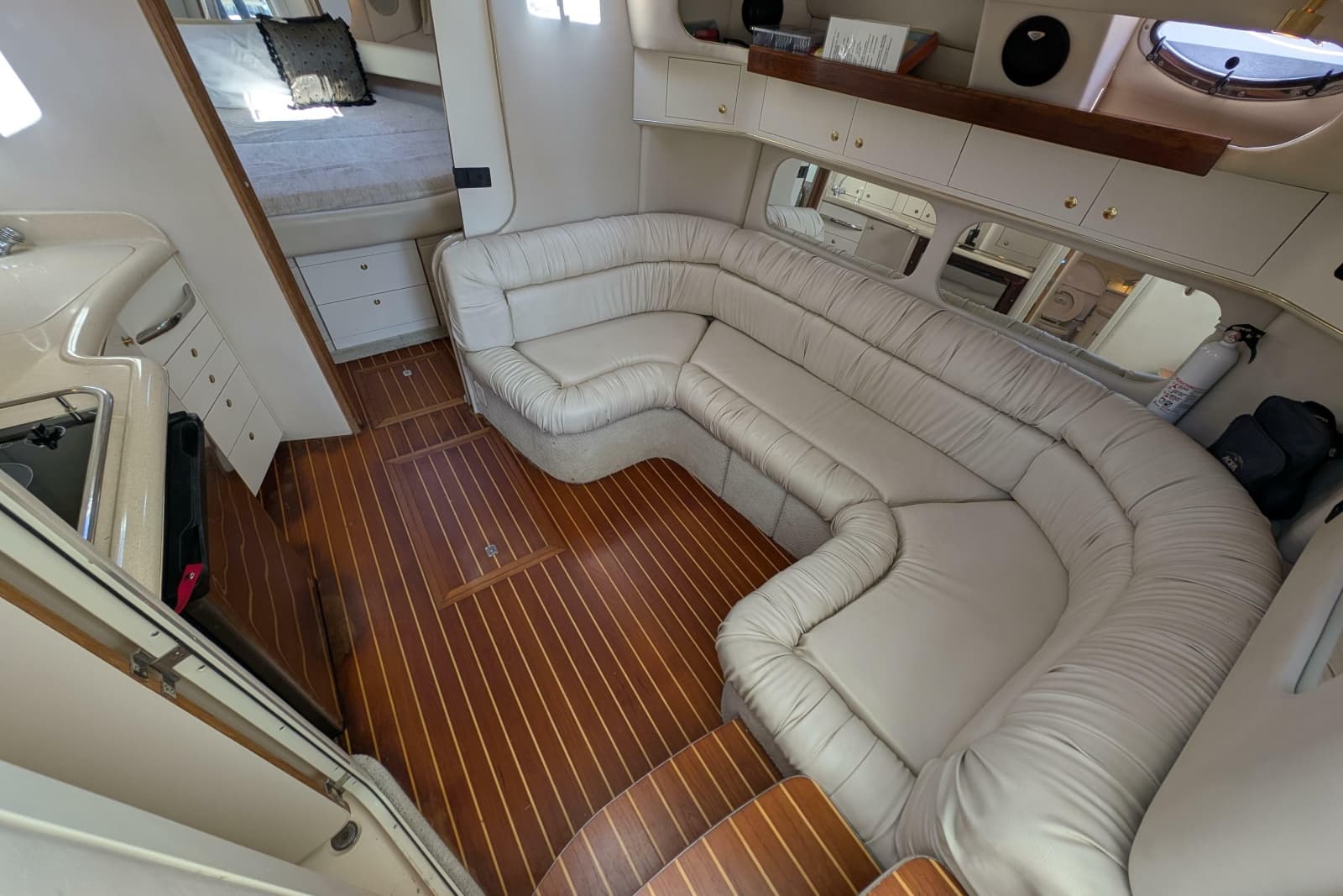 1999 Sea Ray 370 Express Cruiser - Photo 2
