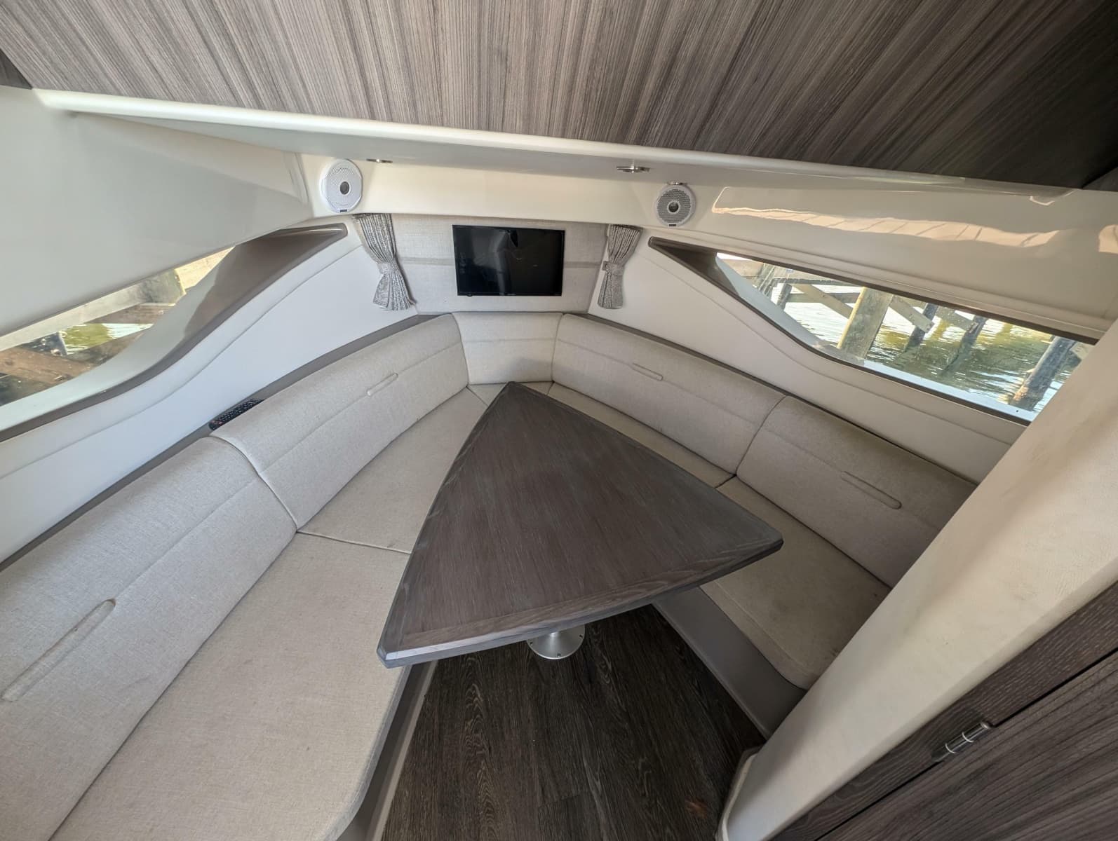 2019 Sea Ray Sundancer 320 - Photo 8