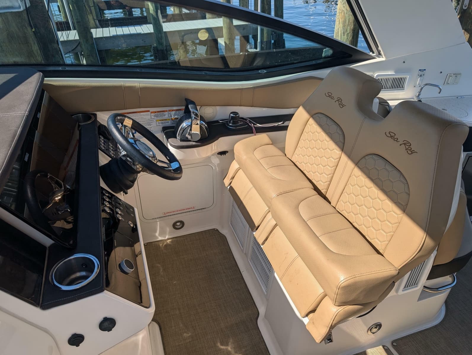 2019 Sea Ray Sundancer 320 - Photo 18