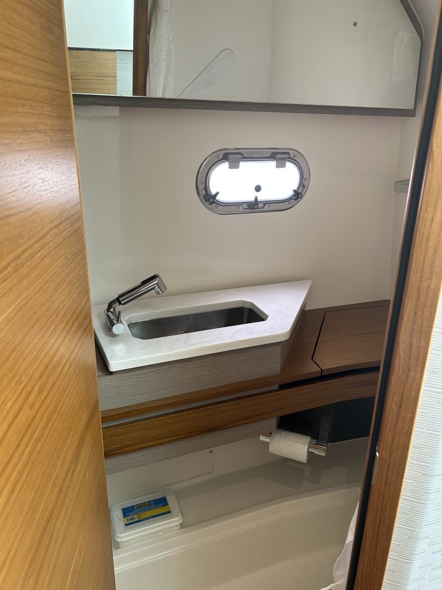 2023 Tiara Yachts 34 LS - Photo 31