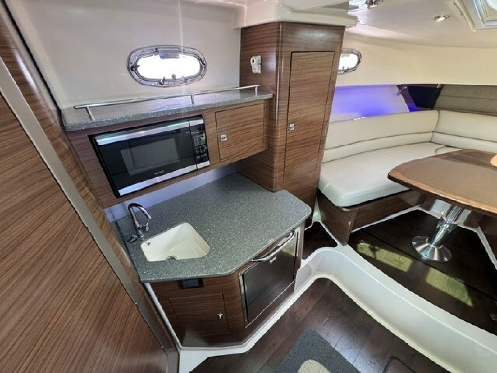 2016 Boston Whaler  - Photo 23
