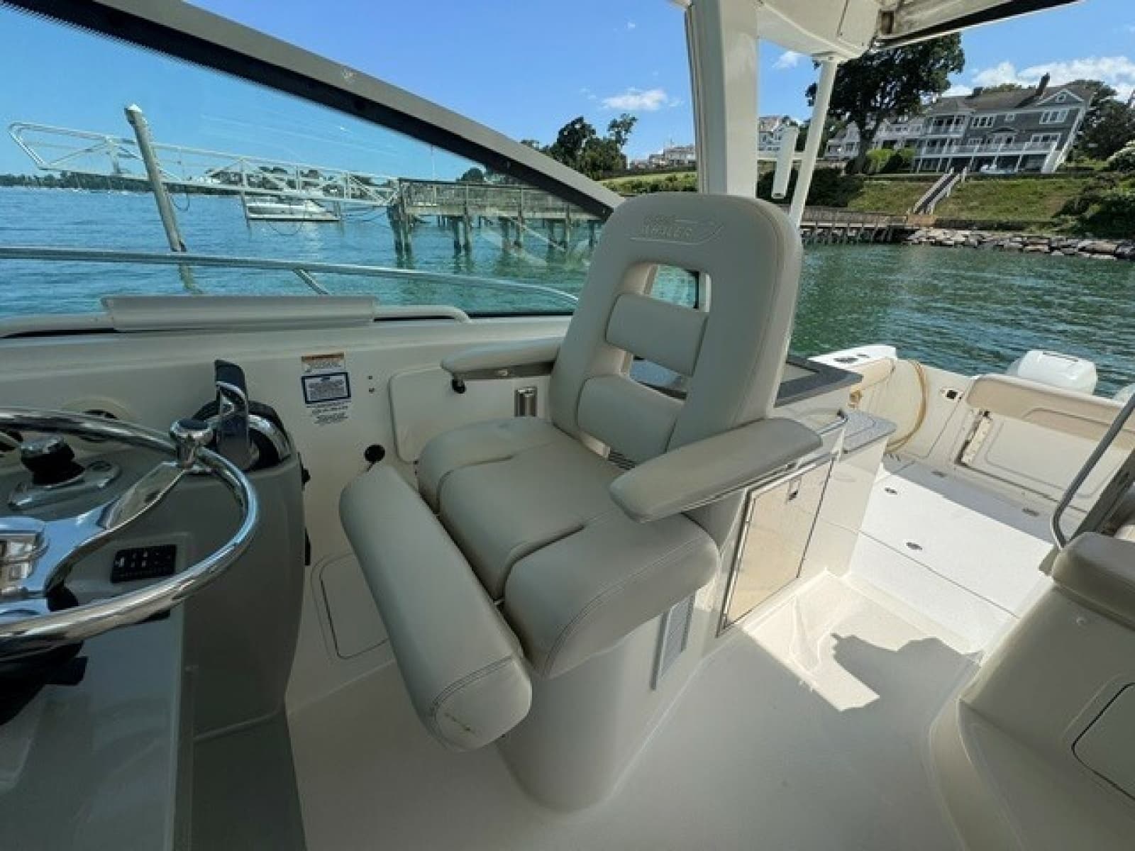 2016 Boston Whaler  - Photo 15