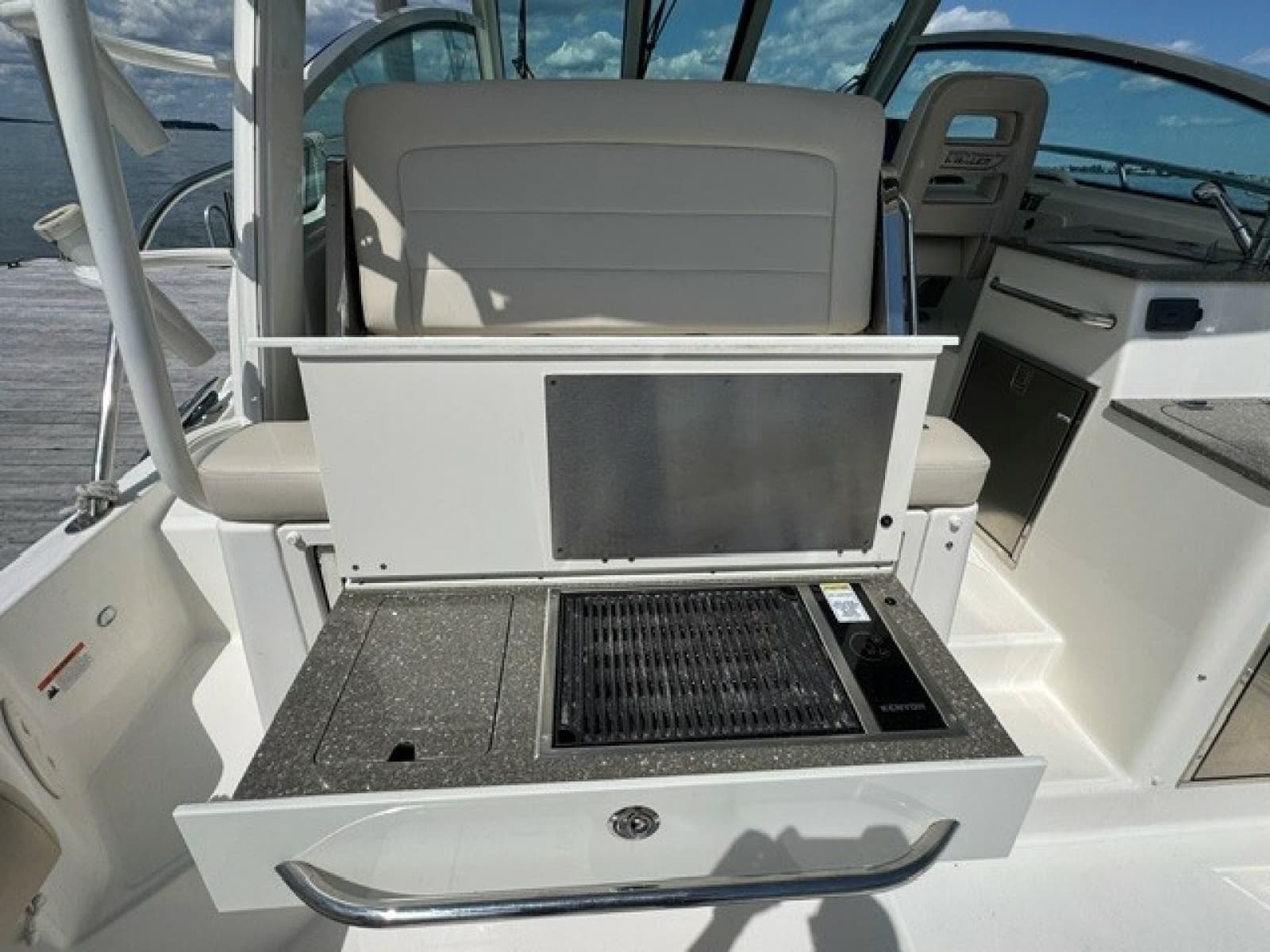 2016 Boston Whaler  - Photo 12