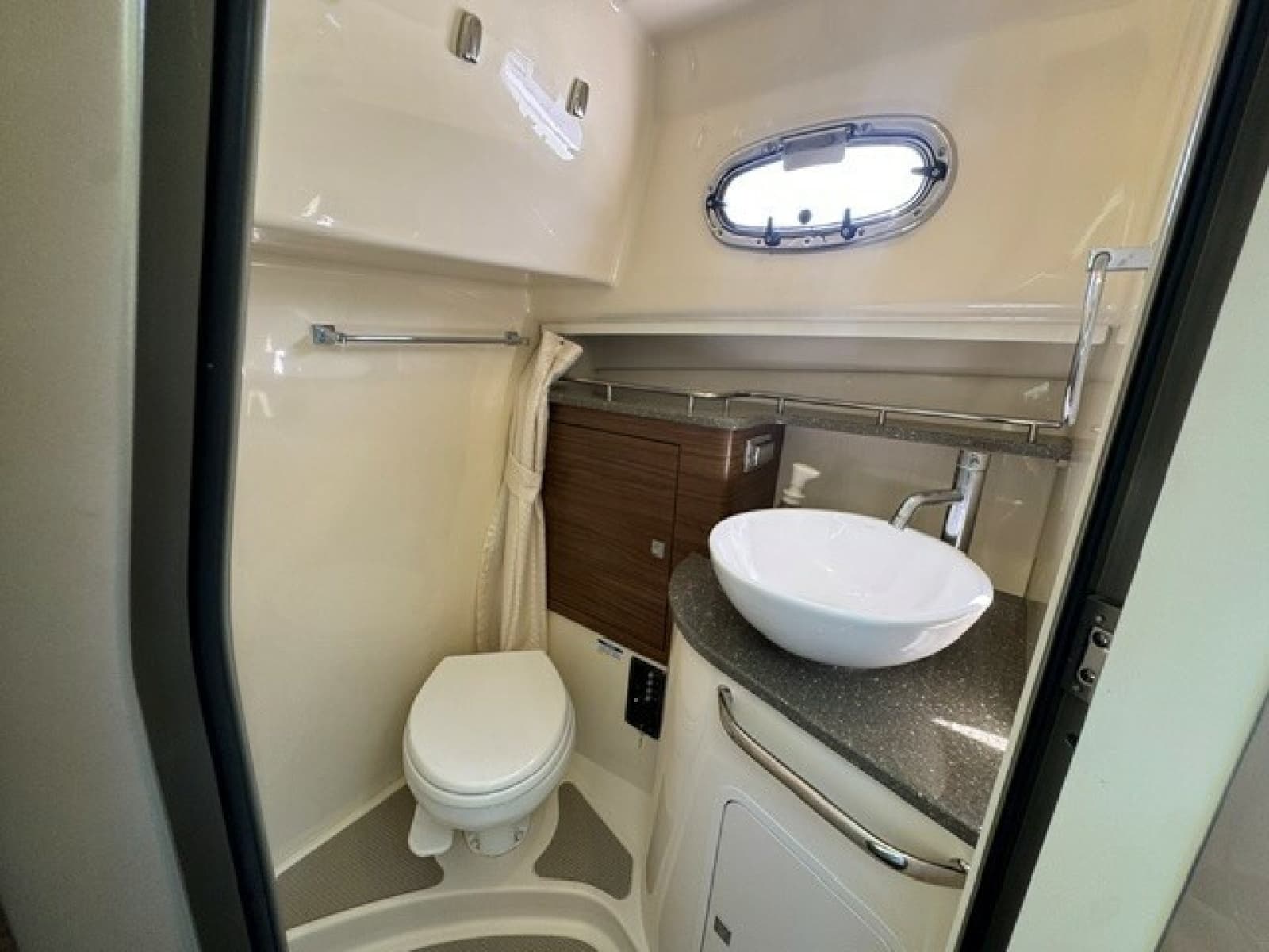 2016 Boston Whaler  - Photo 24