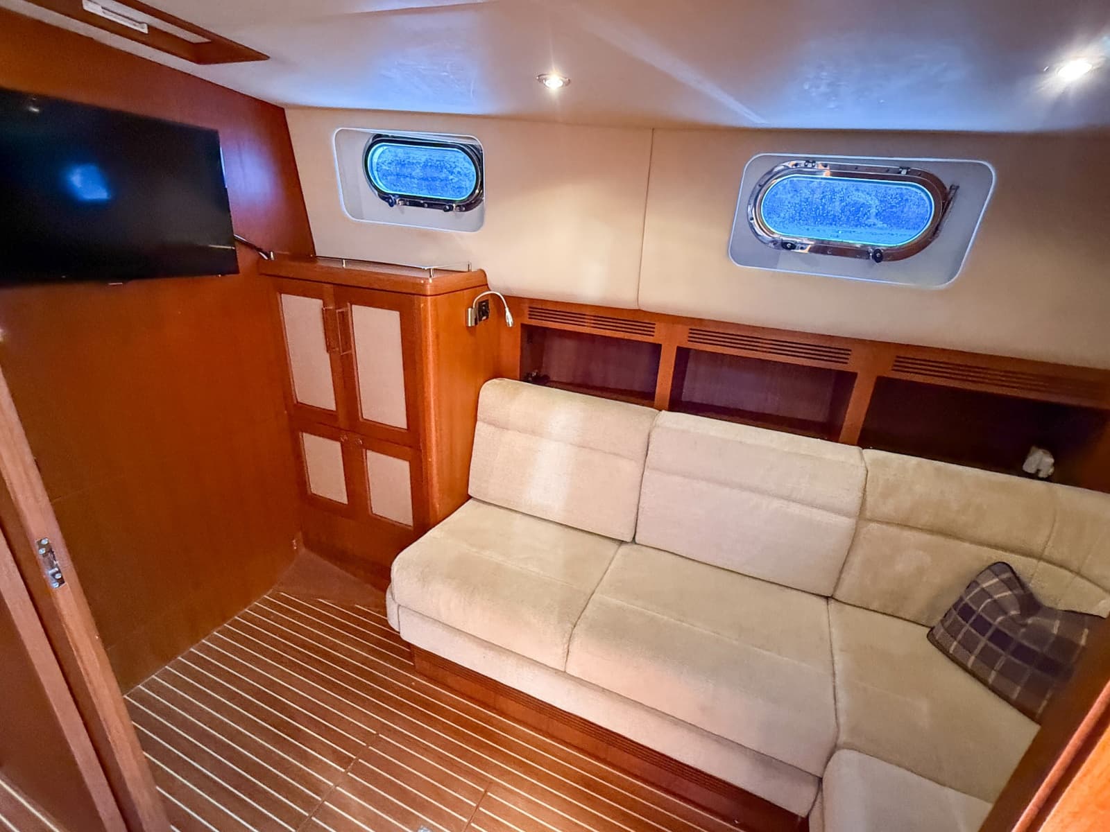 2008 Grand Banks  - Photo 36