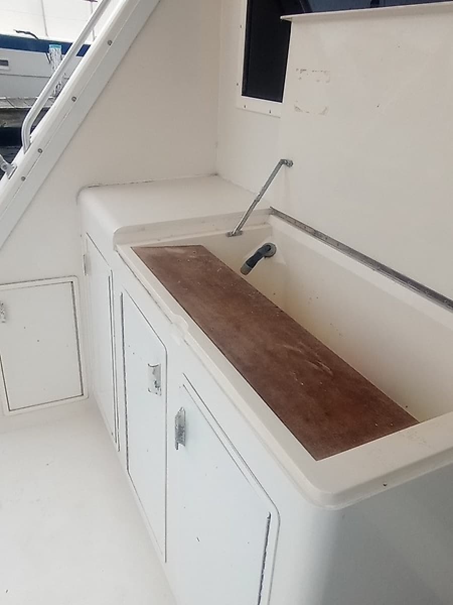 1989 Viking 48 Convertible - Photo 41