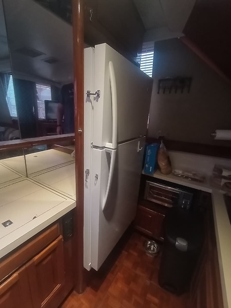 1989 Viking 48 Convertible - Photo 16