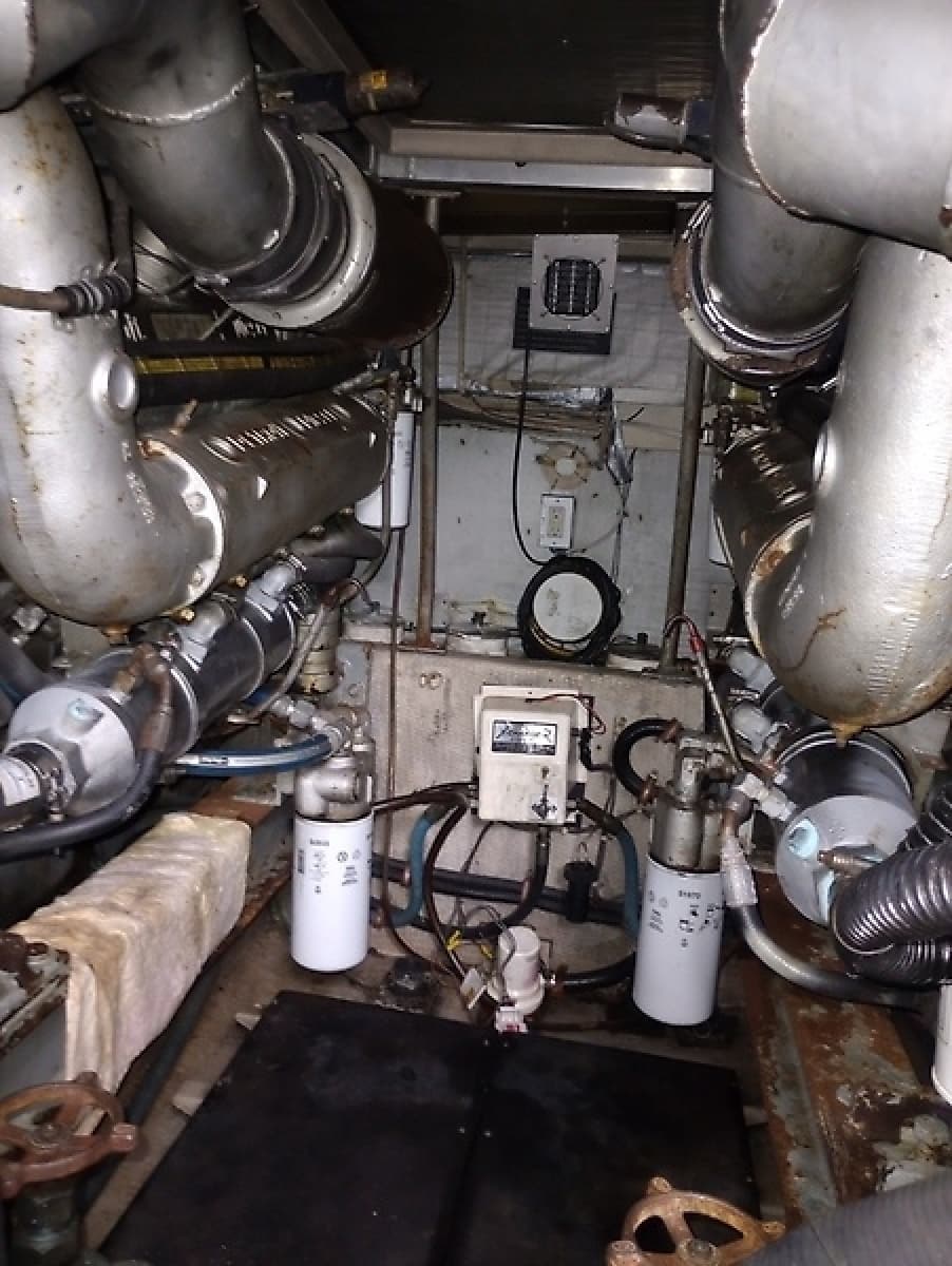 1989 Viking 48 Convertible - Photo 47