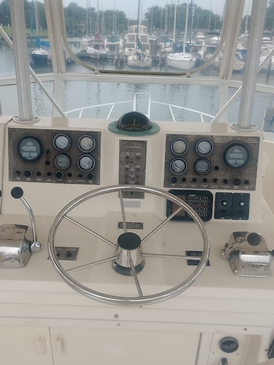 1989 Viking 48 Convertible - Photo 31