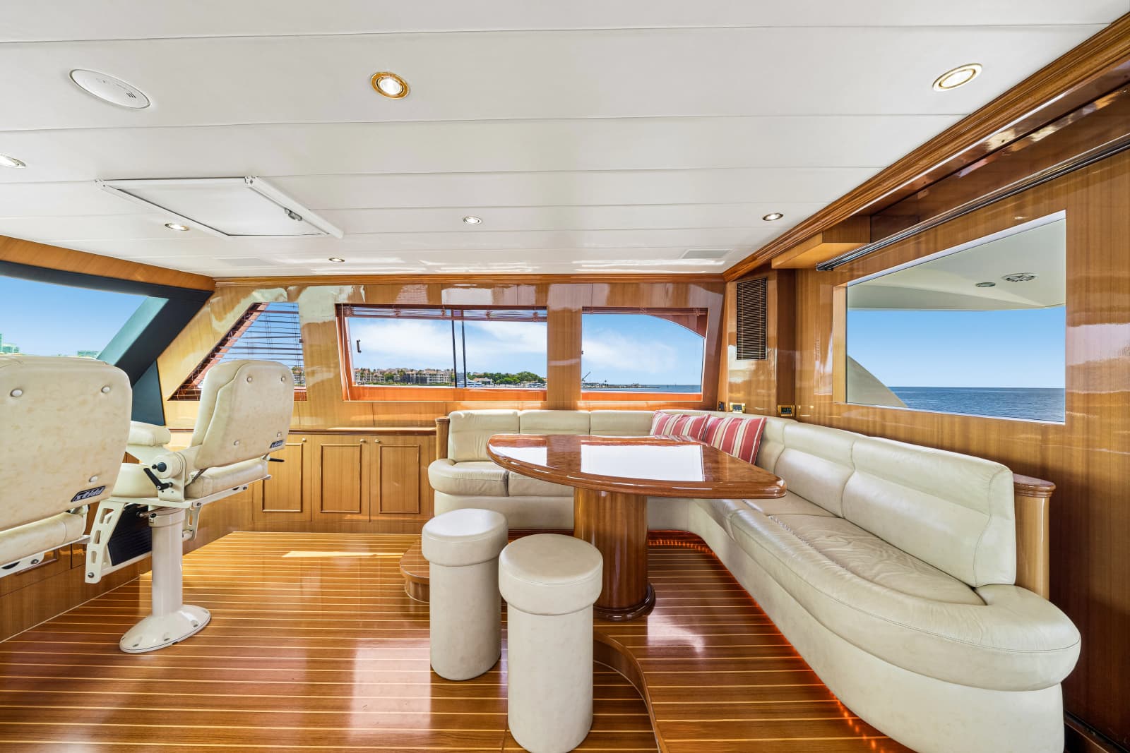 2006 Horizon 82 Skylounge - Photo 42