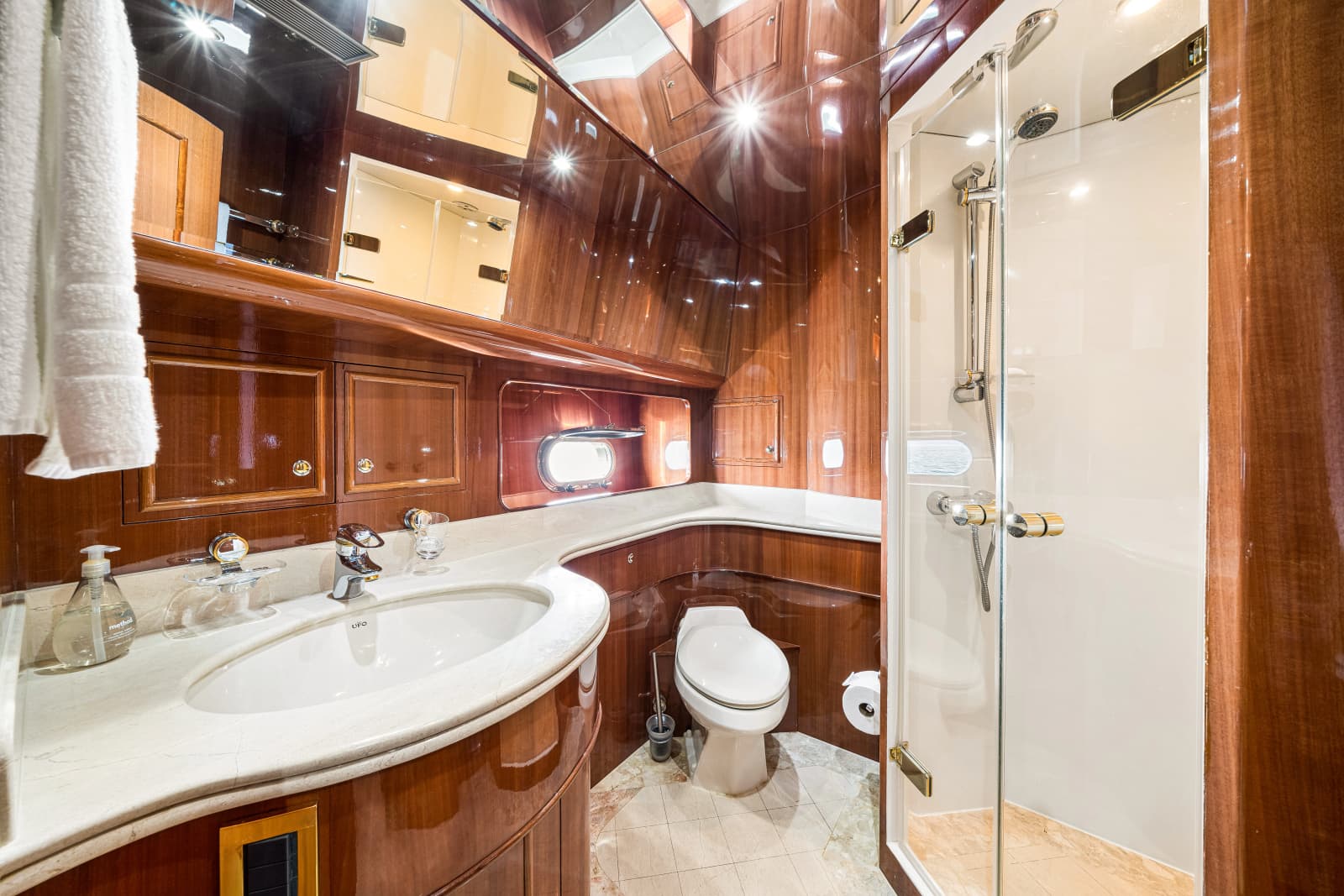 2006 Horizon 82 Skylounge - Photo 37
