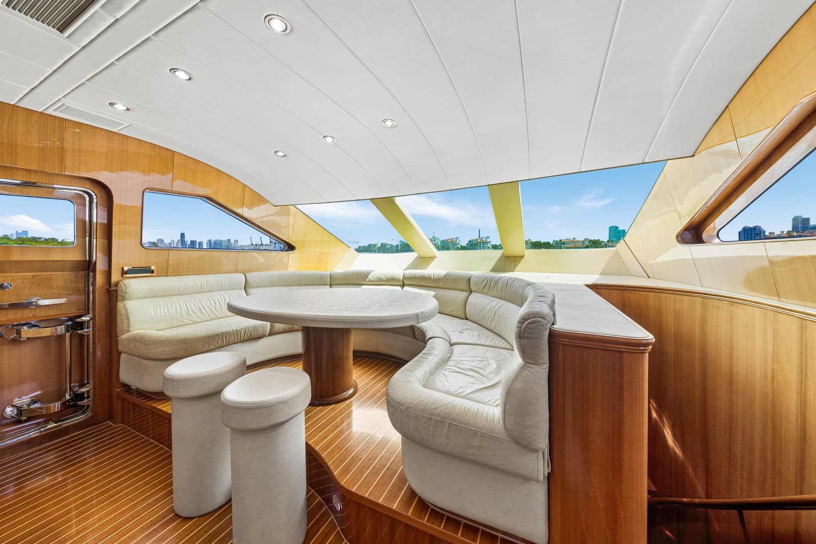 2006 Horizon 82 Skylounge - Photo 23