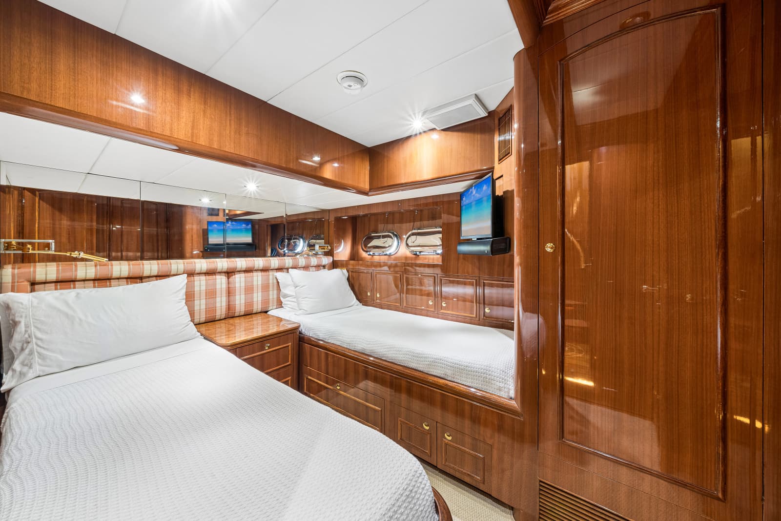 2006 Horizon 82 Skylounge - Photo 38