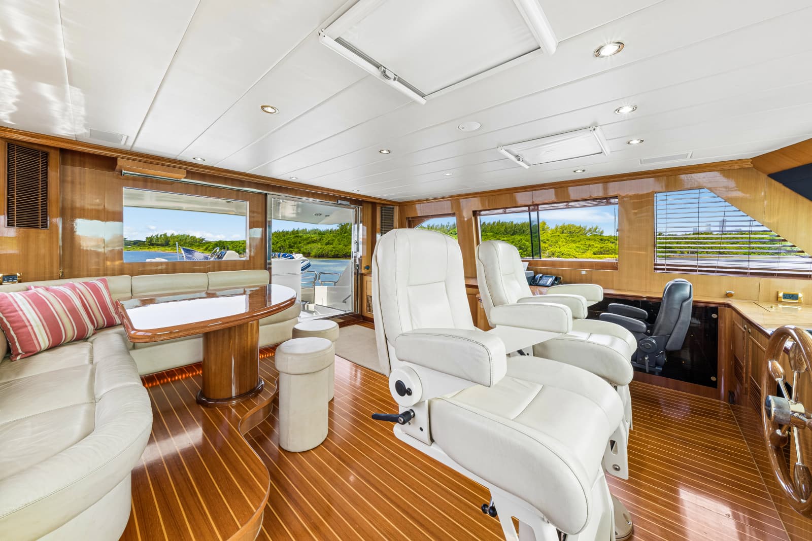 2006 Horizon 82 Skylounge - Photo 43