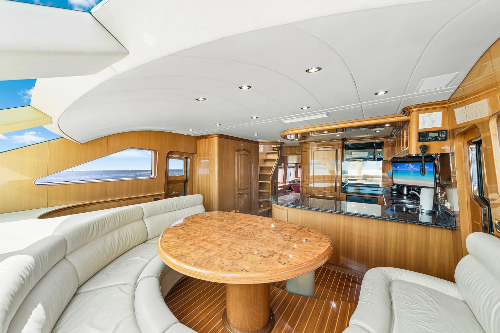 2006 Horizon 82 Skylounge - Photo 24