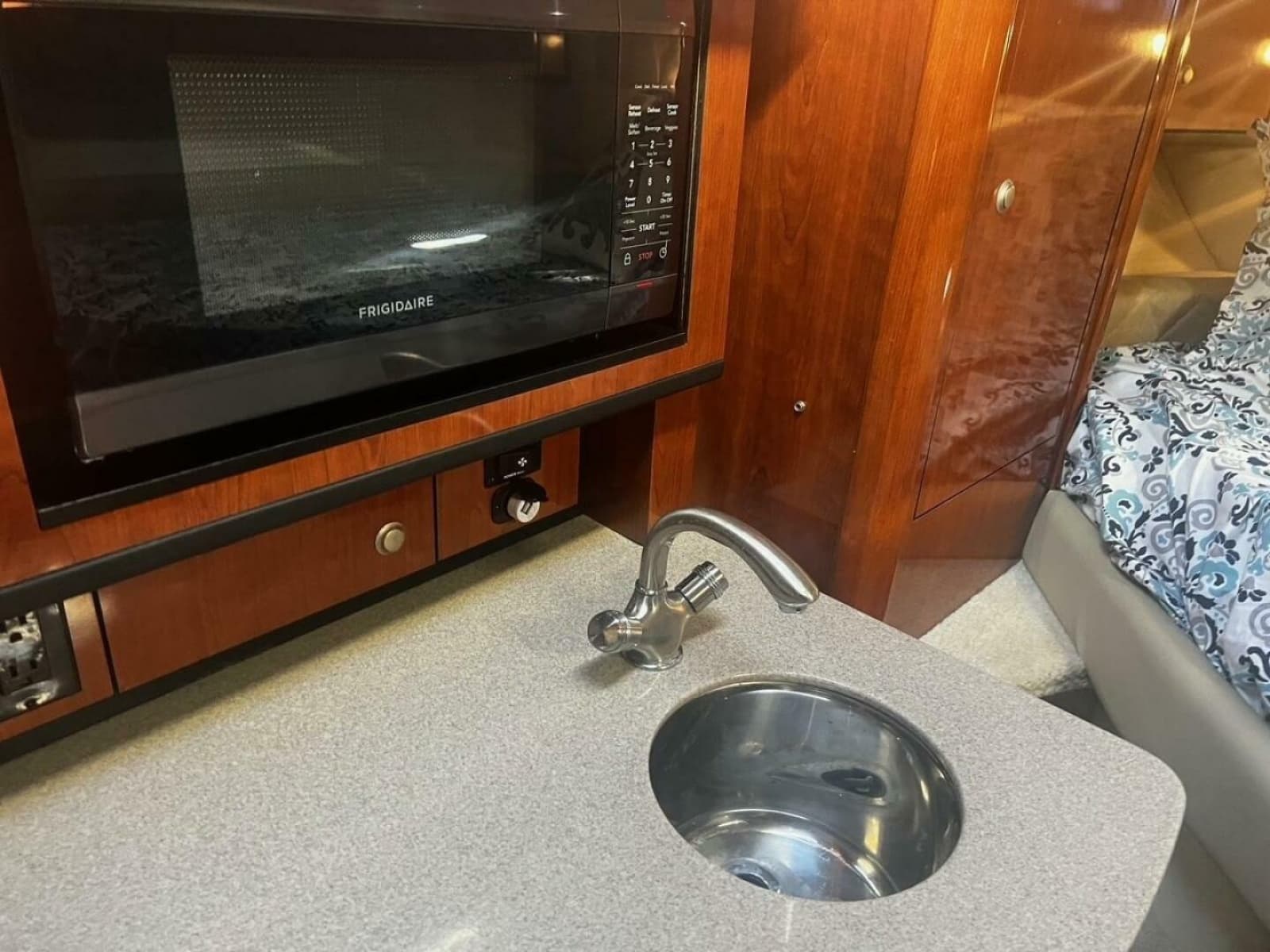 2007 Sea Ray 310 Sundancer - Photo 17