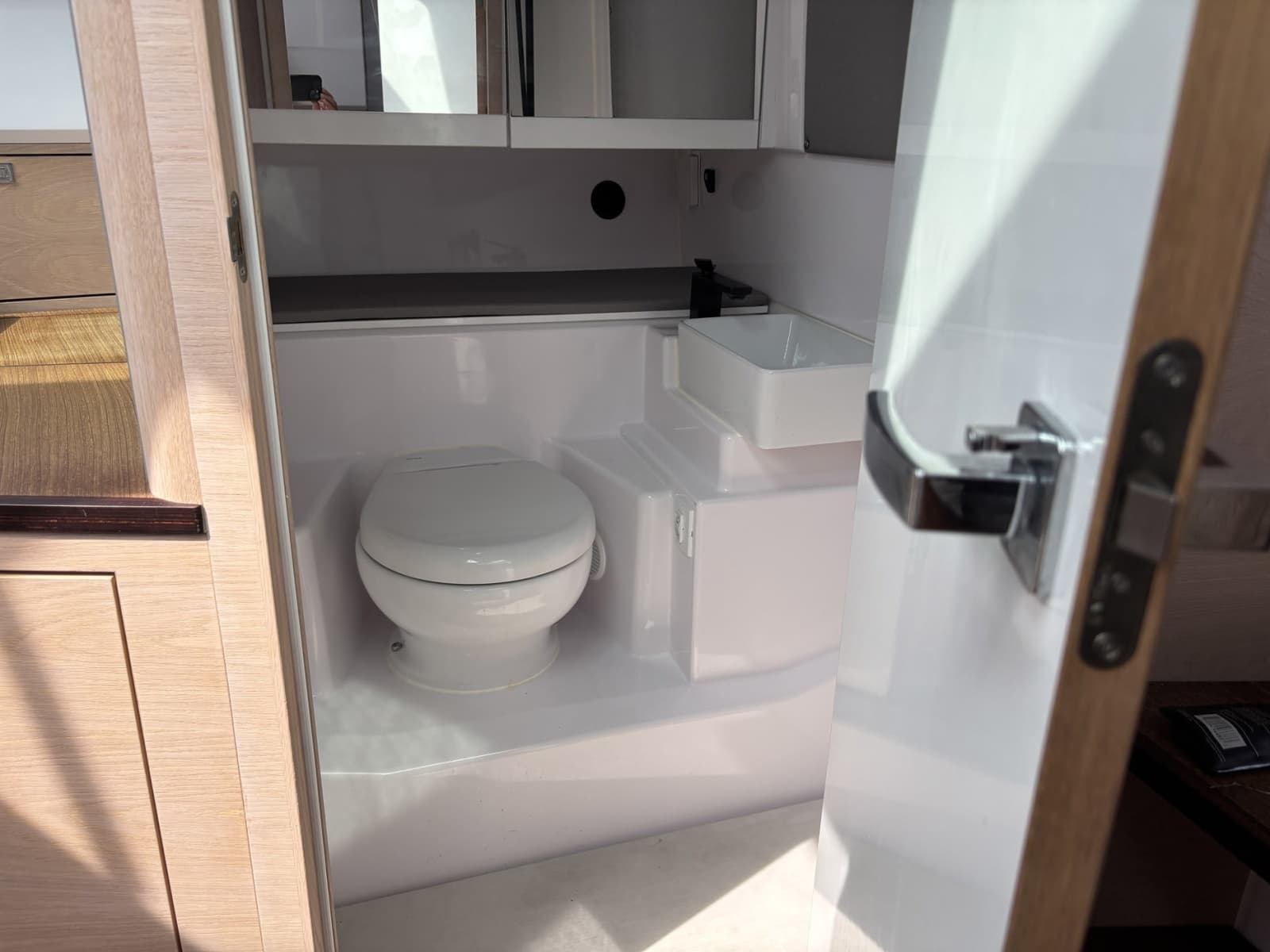 2023 Axopar 45 XC Cross Cabin - Photo 25