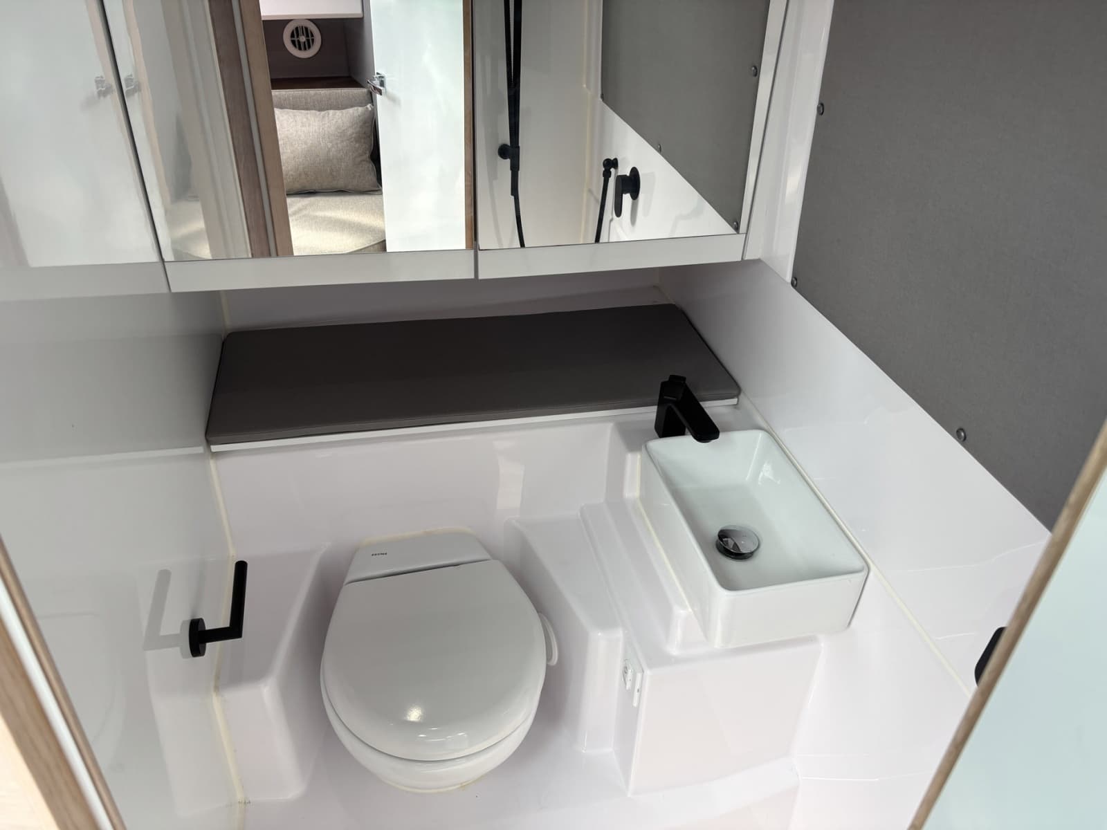 2023 Axopar 45 XC Cross Cabin - Photo 27