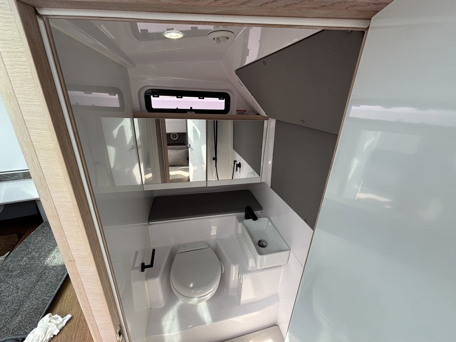 2023 Axopar 45 XC Cross Cabin - Photo 26