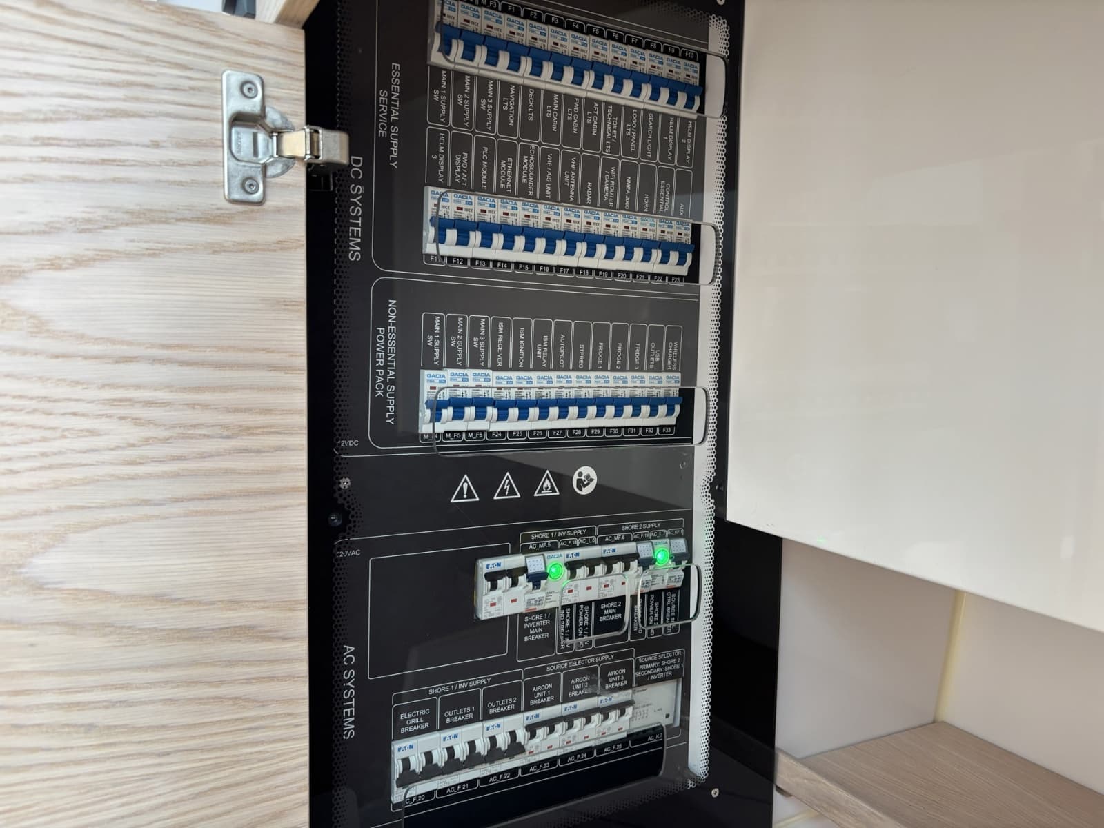 2023 Axopar 45 XC Cross Cabin - Photo 13